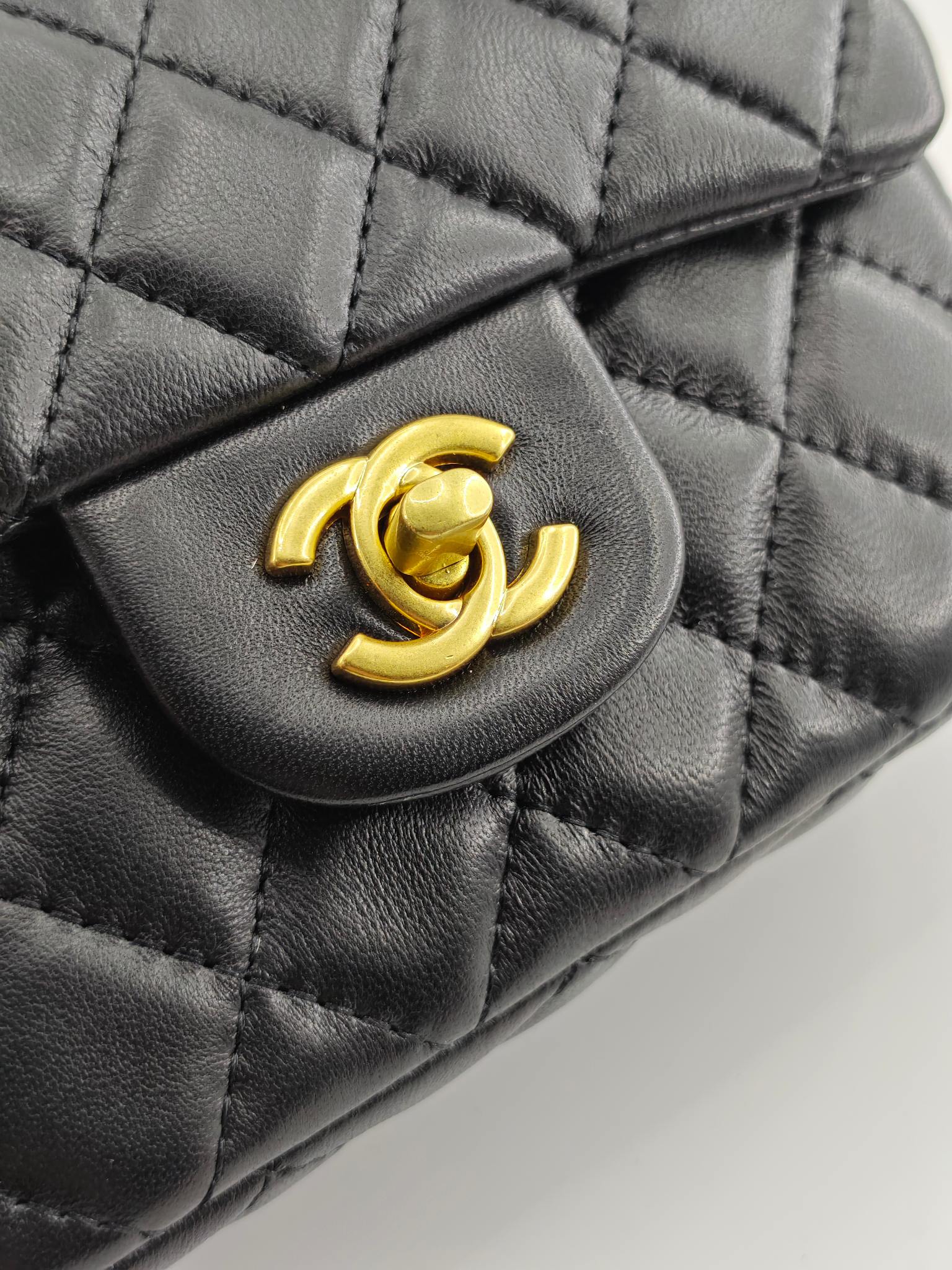 小香CF系列小金球
黑色头层小羊皮
实物实拍
尺寸：18/13/7
款号：1786
