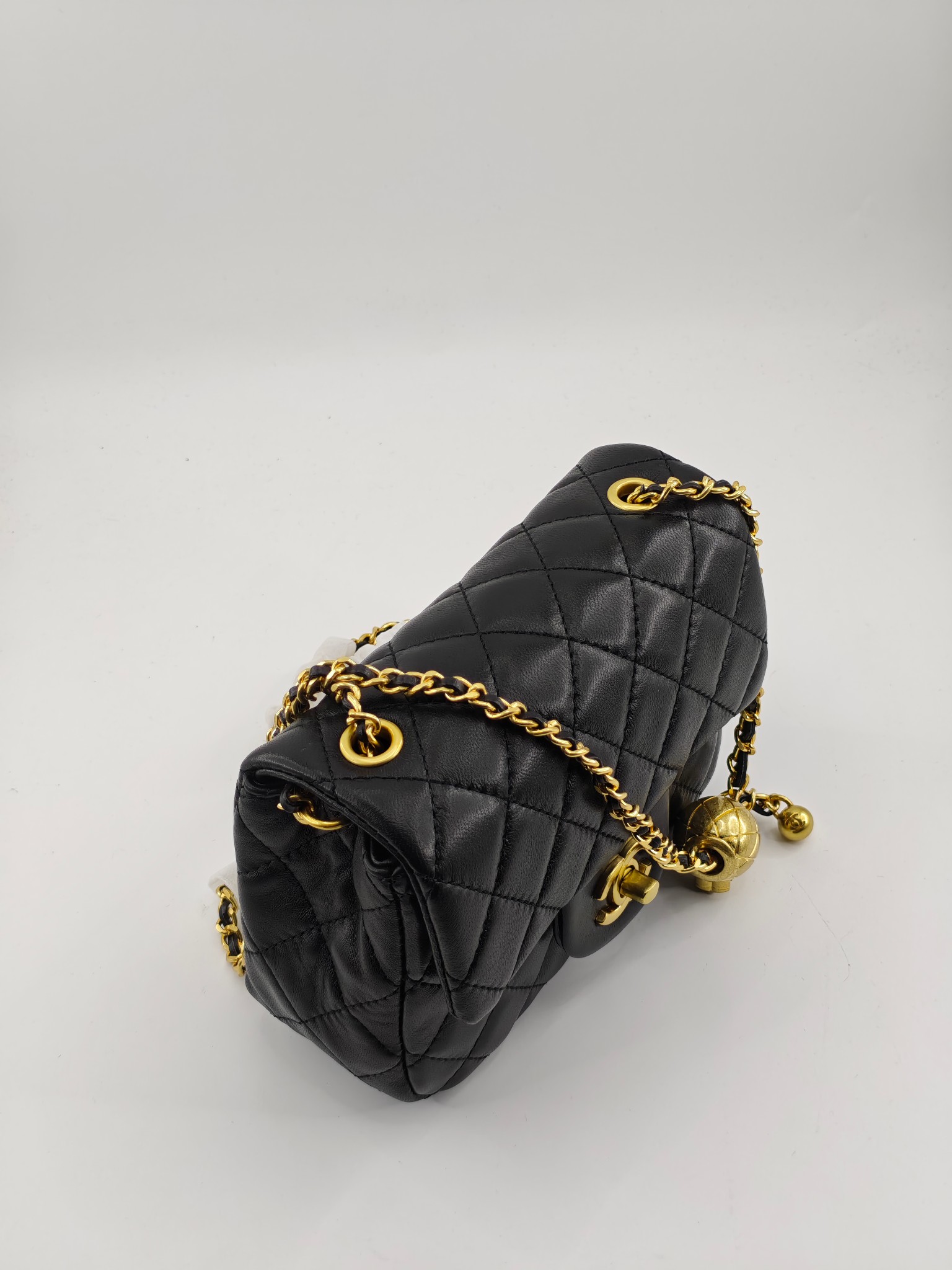 小香CF系列小金球
黑色头层小羊皮
实物实拍
尺寸：18/13/7
款号：1786
