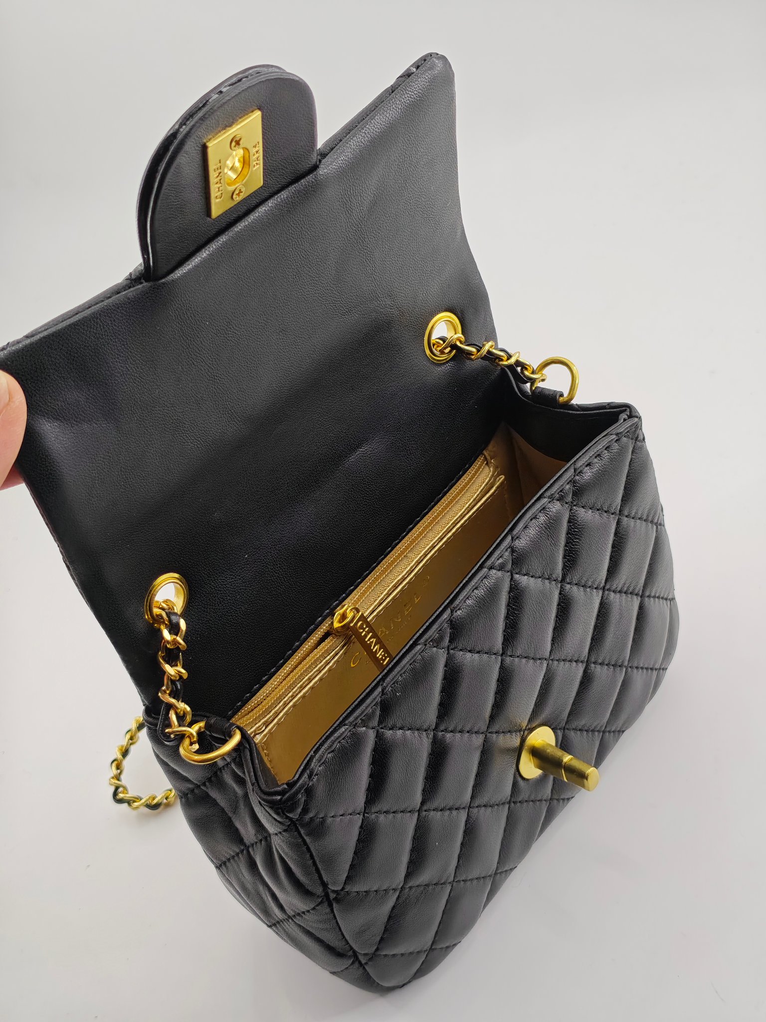 小香CF系列小金球
黑色头层小羊皮
实物实拍
尺寸：18/13/7
款号：1786
