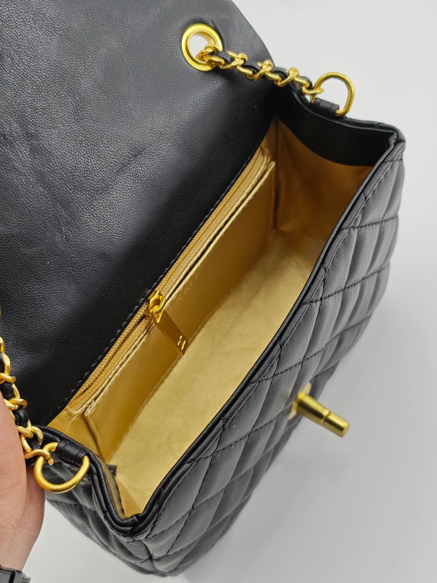 小香CF系列小金球
黑色头层小羊皮
实物实拍
尺寸：18/13/7
款号：1786
