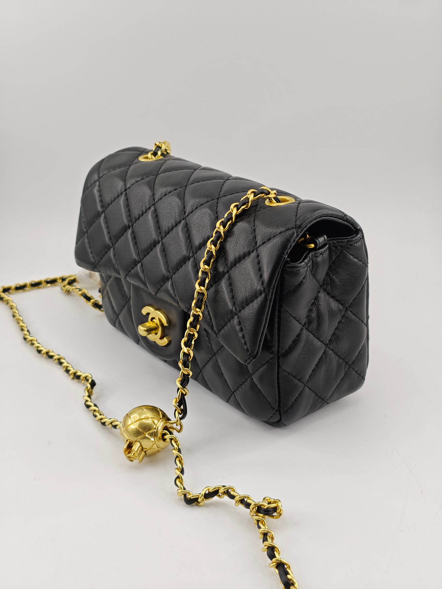 小香CF系列小金球
黑色头层小羊皮
实物实拍
尺寸：20/14/8
款号：1787
