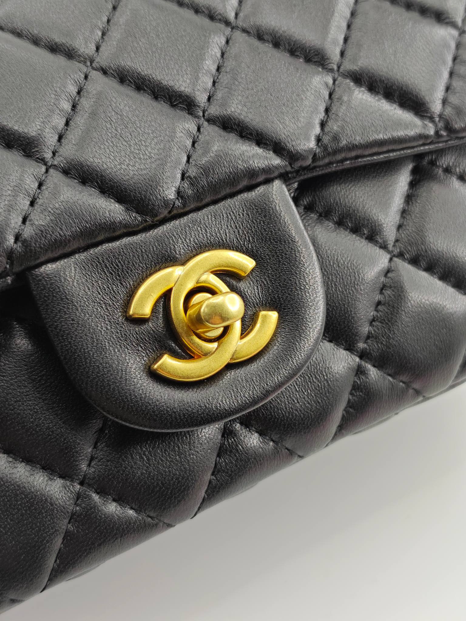 小香CF系列小金球
黑色头层小羊皮
实物实拍
尺寸：20/14/8
款号：1787
