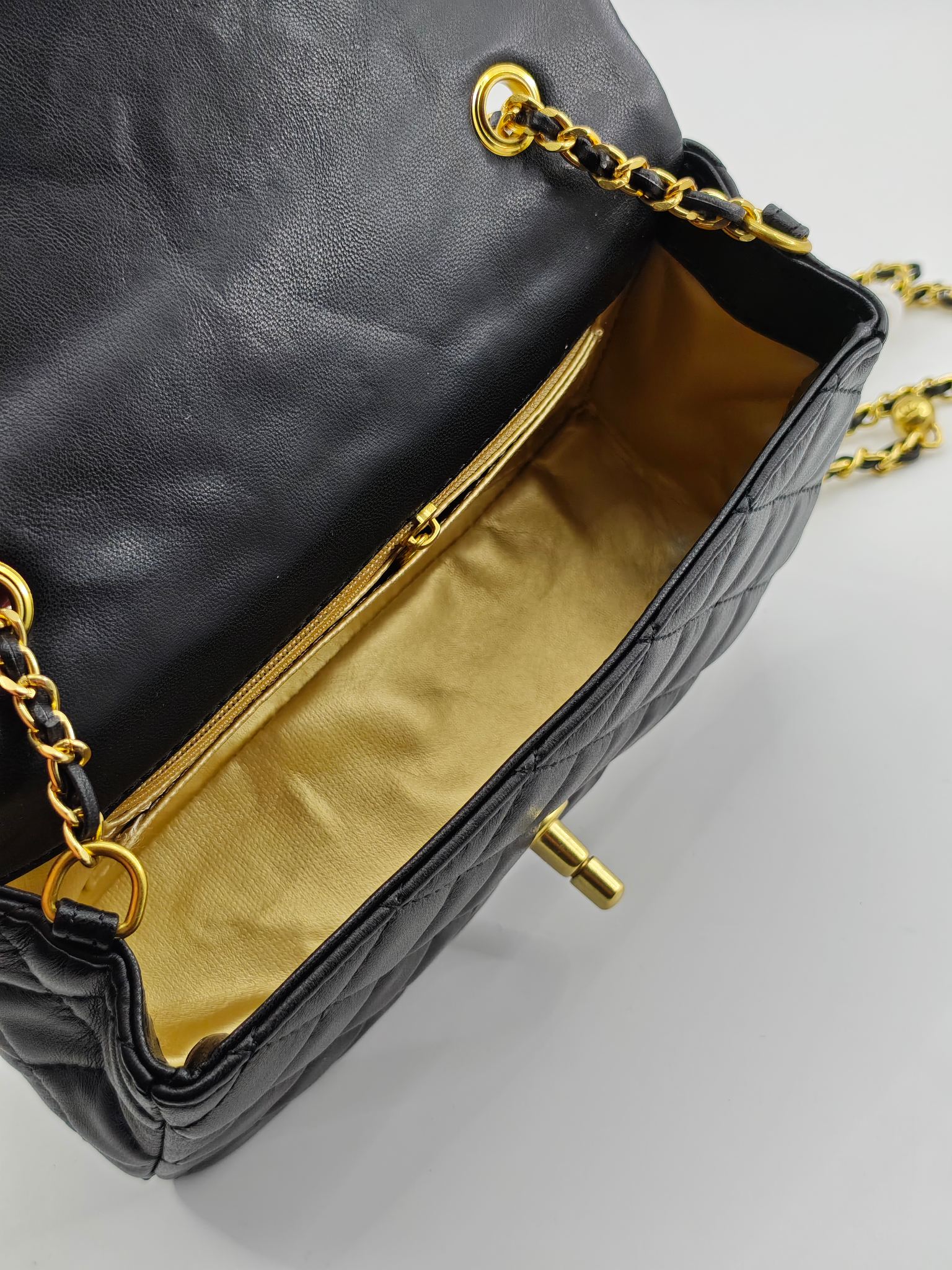 小香CF系列小金球
黑色头层小羊皮
实物实拍
尺寸：20/14/8
款号：1787
