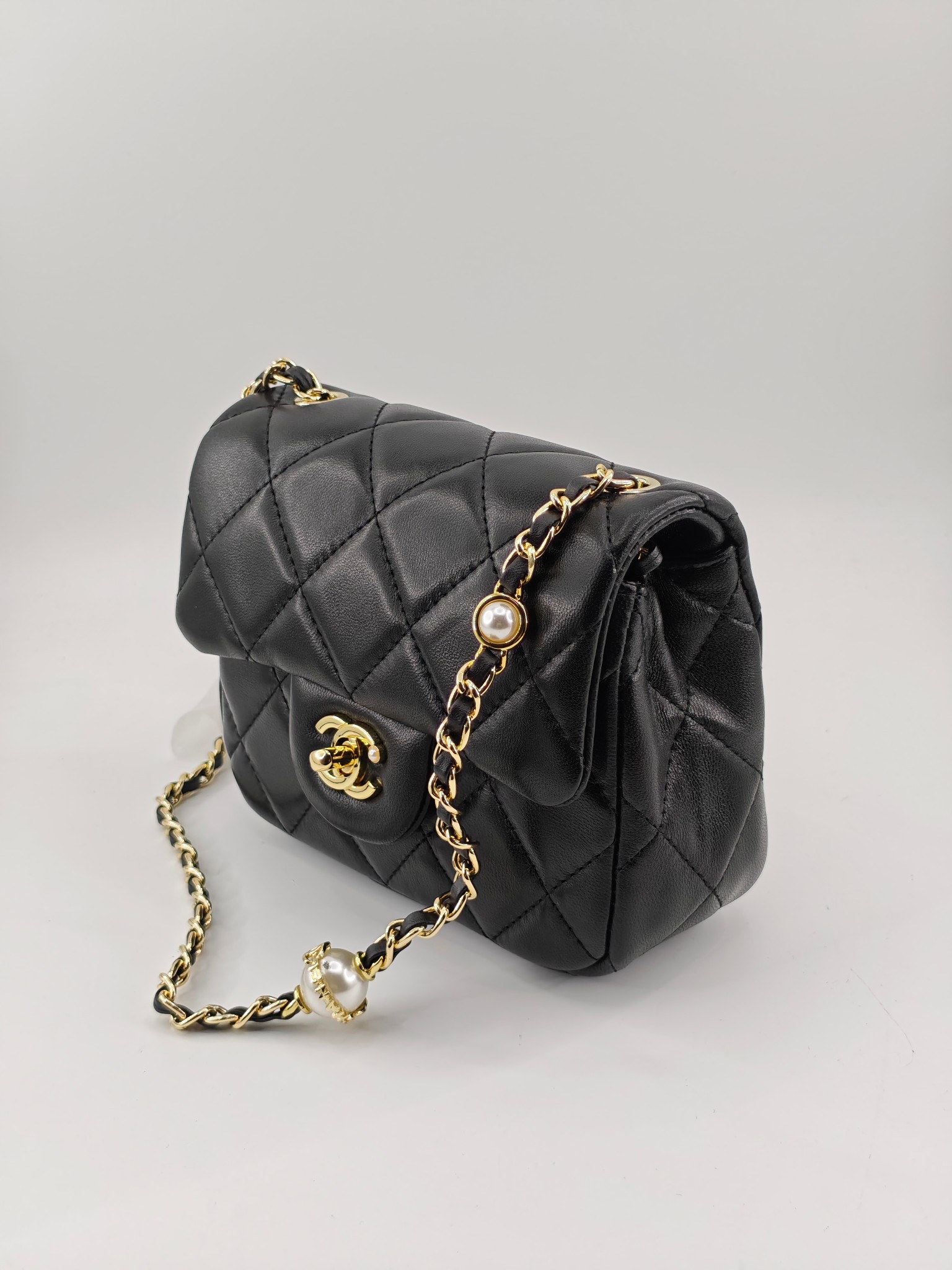 小香CF系列小金球
黑色头层小羊皮
实物实拍
尺寸：18/13/7
款号：786小号
