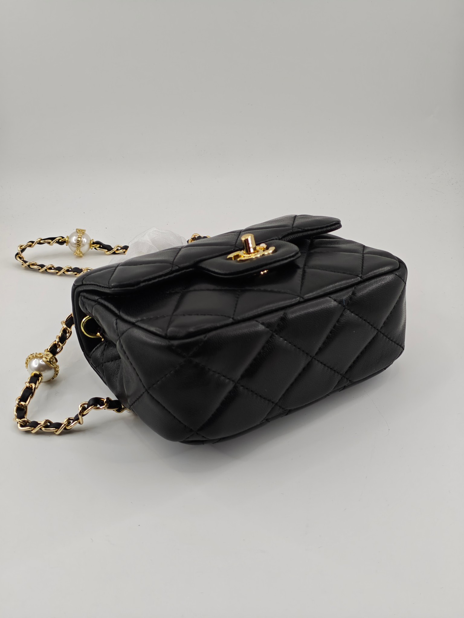 小香CF系列小金球
黑色头层小羊皮
实物实拍
尺寸：18/13/7
款号：786小号
