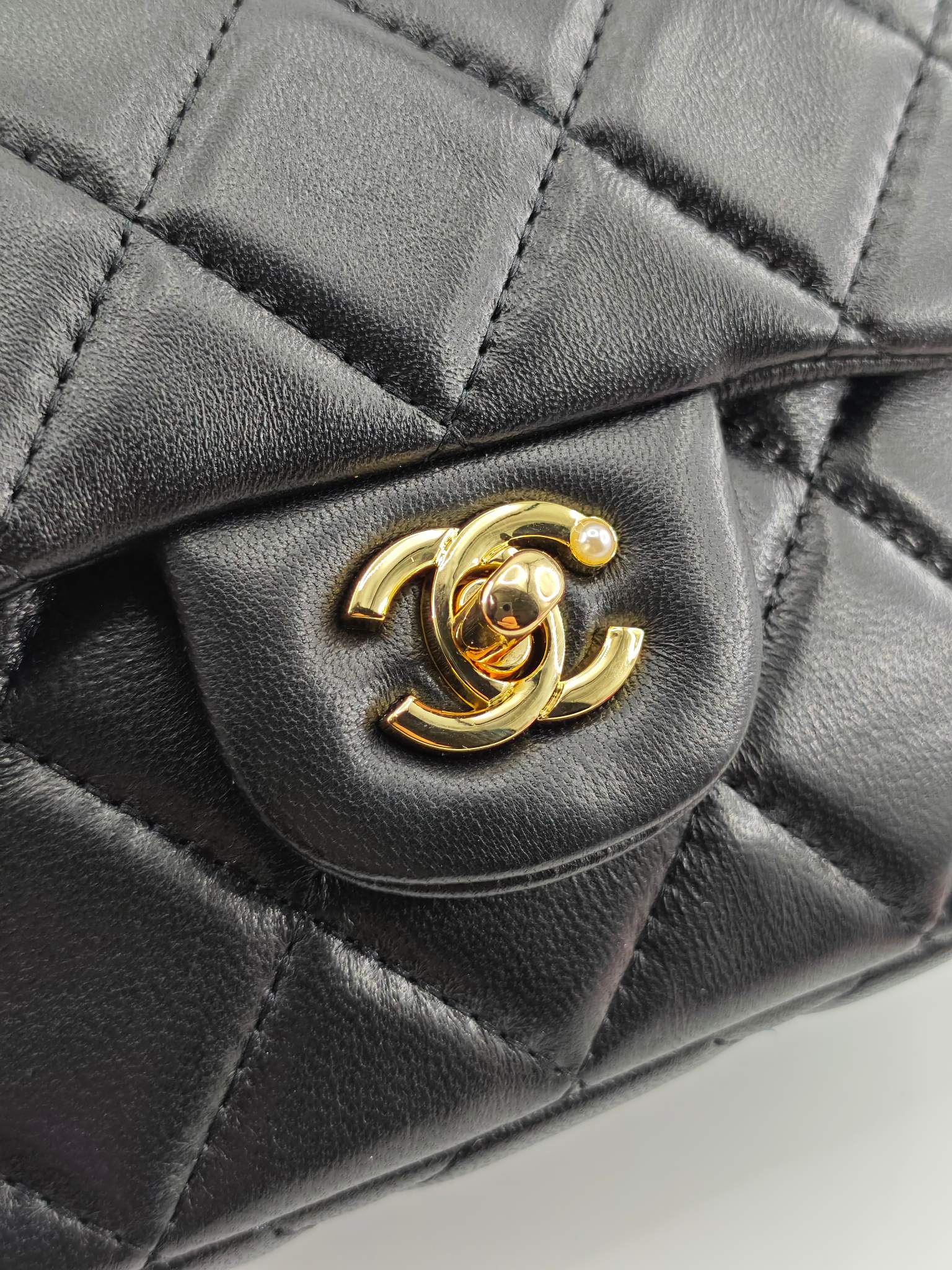 小香CF系列小金球
黑色头层小羊皮
实物实拍
尺寸：18/13/7
款号：786小号
