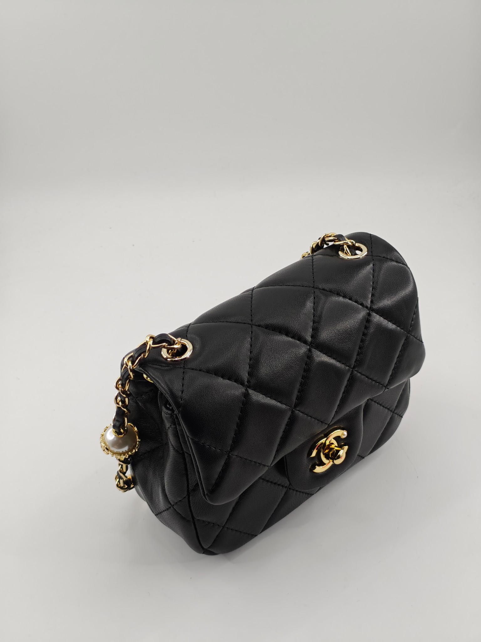 小香CF系列小金球
黑色头层小羊皮
实物实拍
尺寸：18/13/7
款号：786小号
