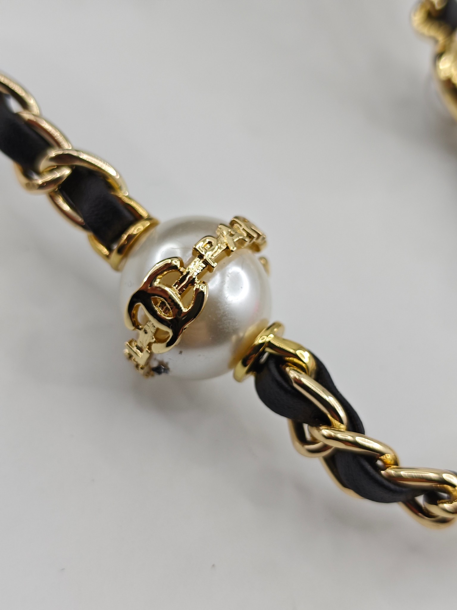 小香CF系列小金球
黑色头层小羊皮
实物实拍
尺寸：18/13/7
款号：786小号
