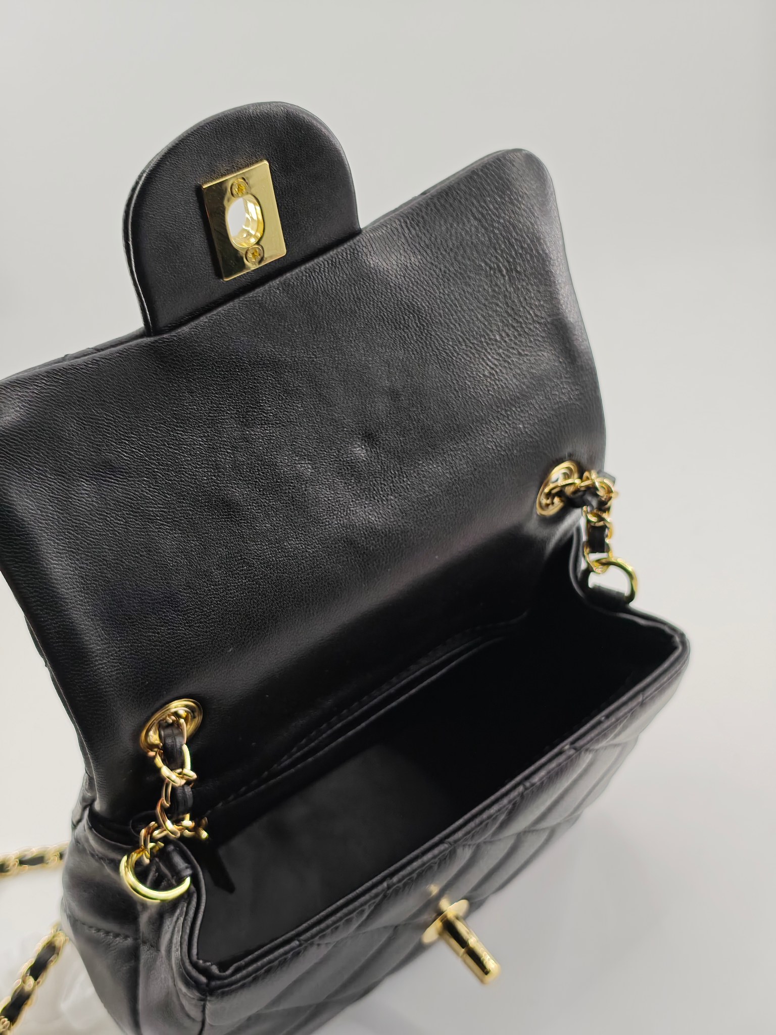 小香CF系列小金球
黑色头层小羊皮
实物实拍
尺寸：18/13/7
款号：786小号
