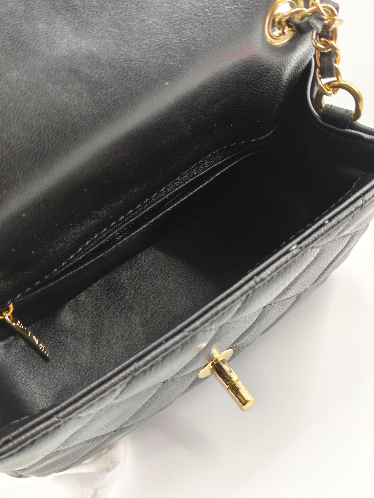 小香CF系列小金球
黑色头层小羊皮
实物实拍
尺寸：18/13/7
款号：786小号
