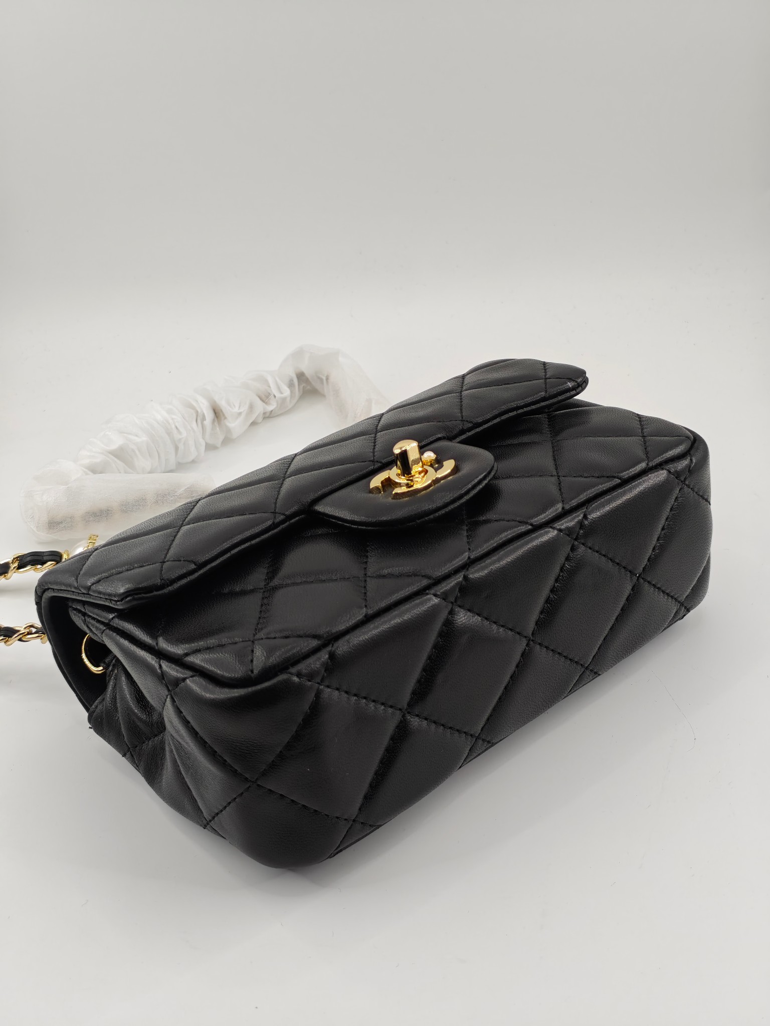 小香菱格休闲包
黑色头层小羊皮金扣
实物实拍
尺寸：20/14/8
款号：704大号
