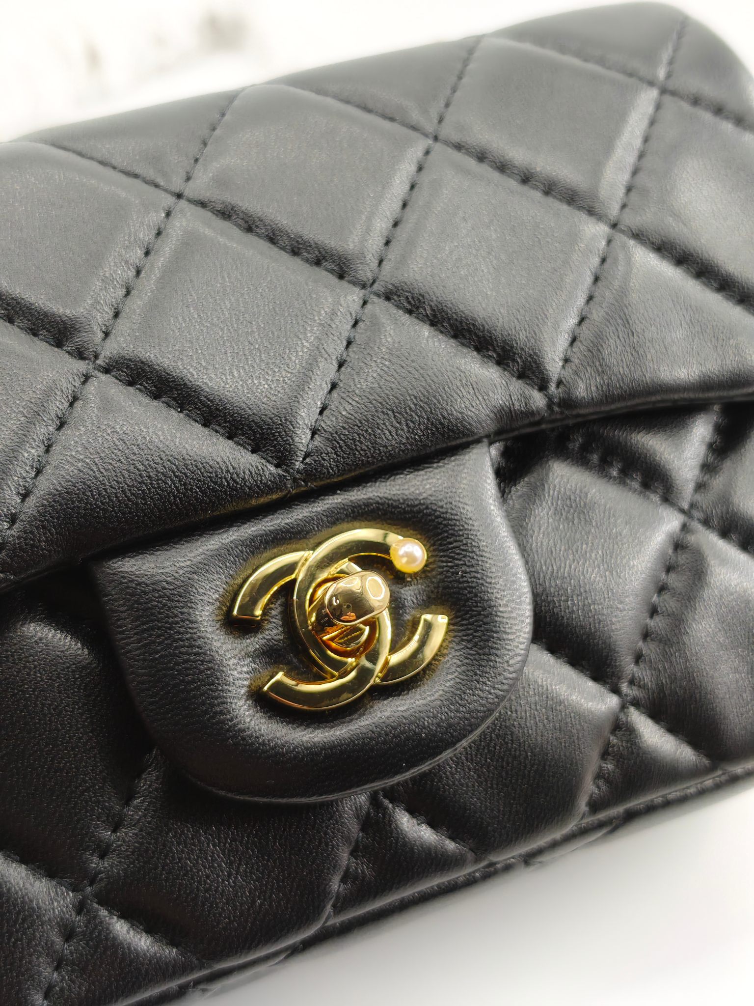 小香菱格休闲包
黑色头层小羊皮金扣
实物实拍
尺寸：20/14/8
款号：704大号
