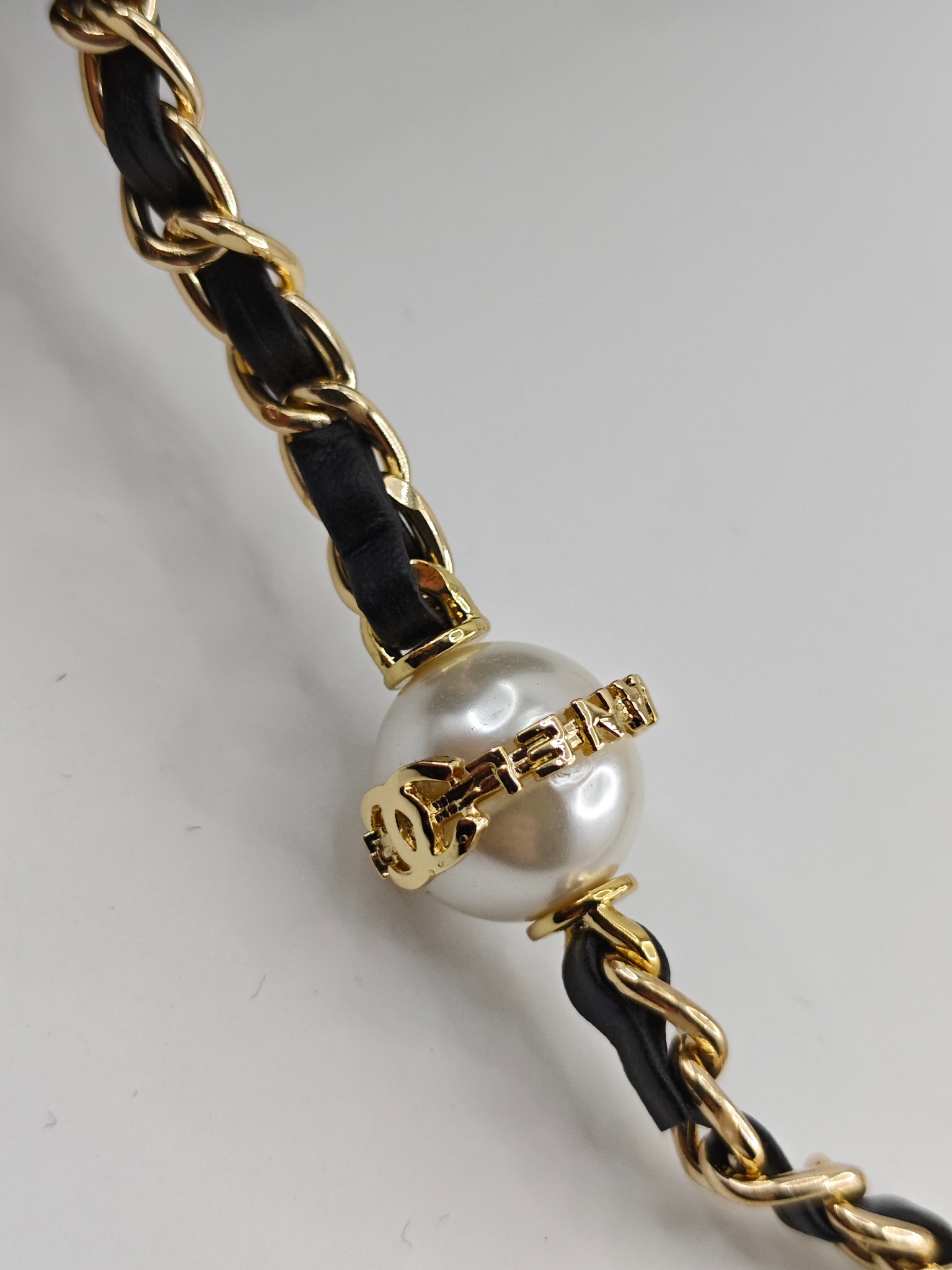 小香菱格休闲包
黑色头层小羊皮金扣
实物实拍
尺寸：20/14/8
款号：704大号
