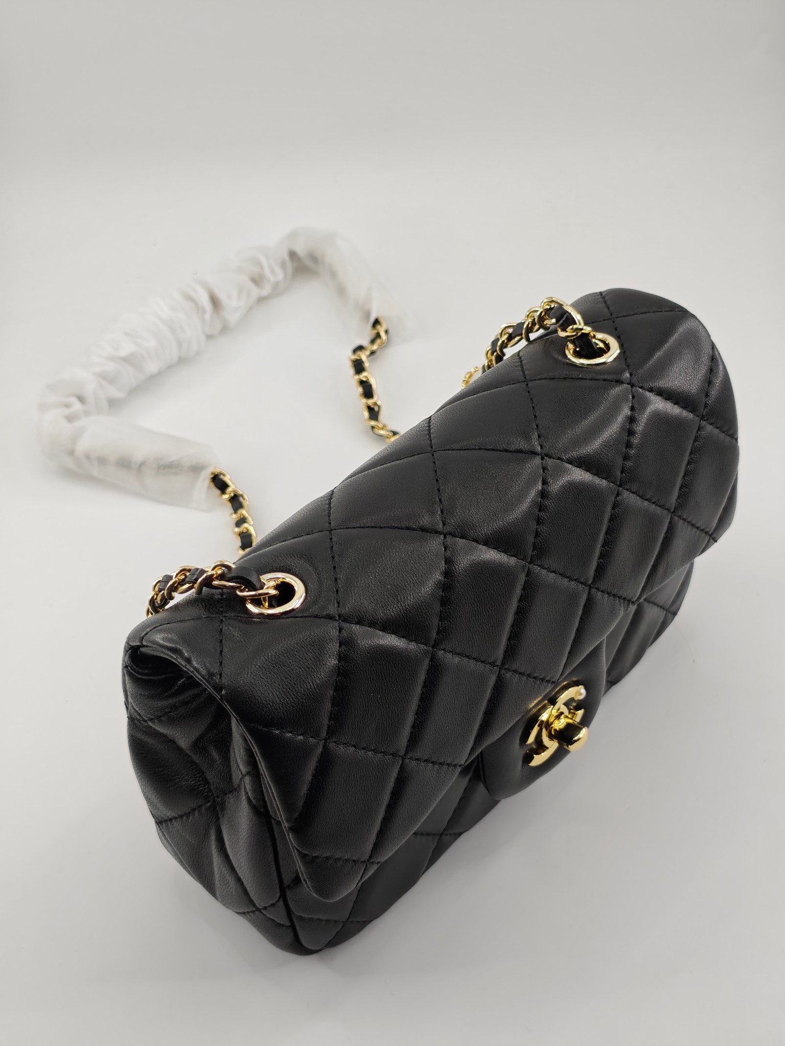 小香菱格休闲包
黑色头层小羊皮金扣
实物实拍
尺寸：20/14/8
款号：704大号
