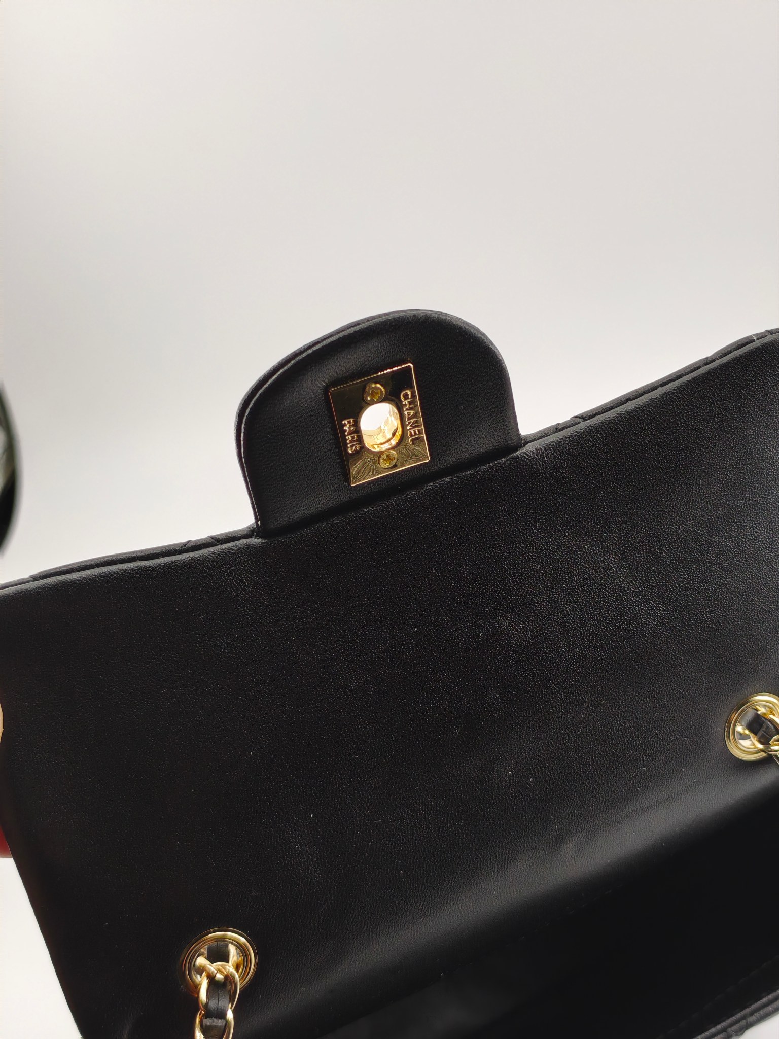 小香菱格休闲包
黑色头层小羊皮金扣
实物实拍
尺寸：20/14/8
款号：704大号
