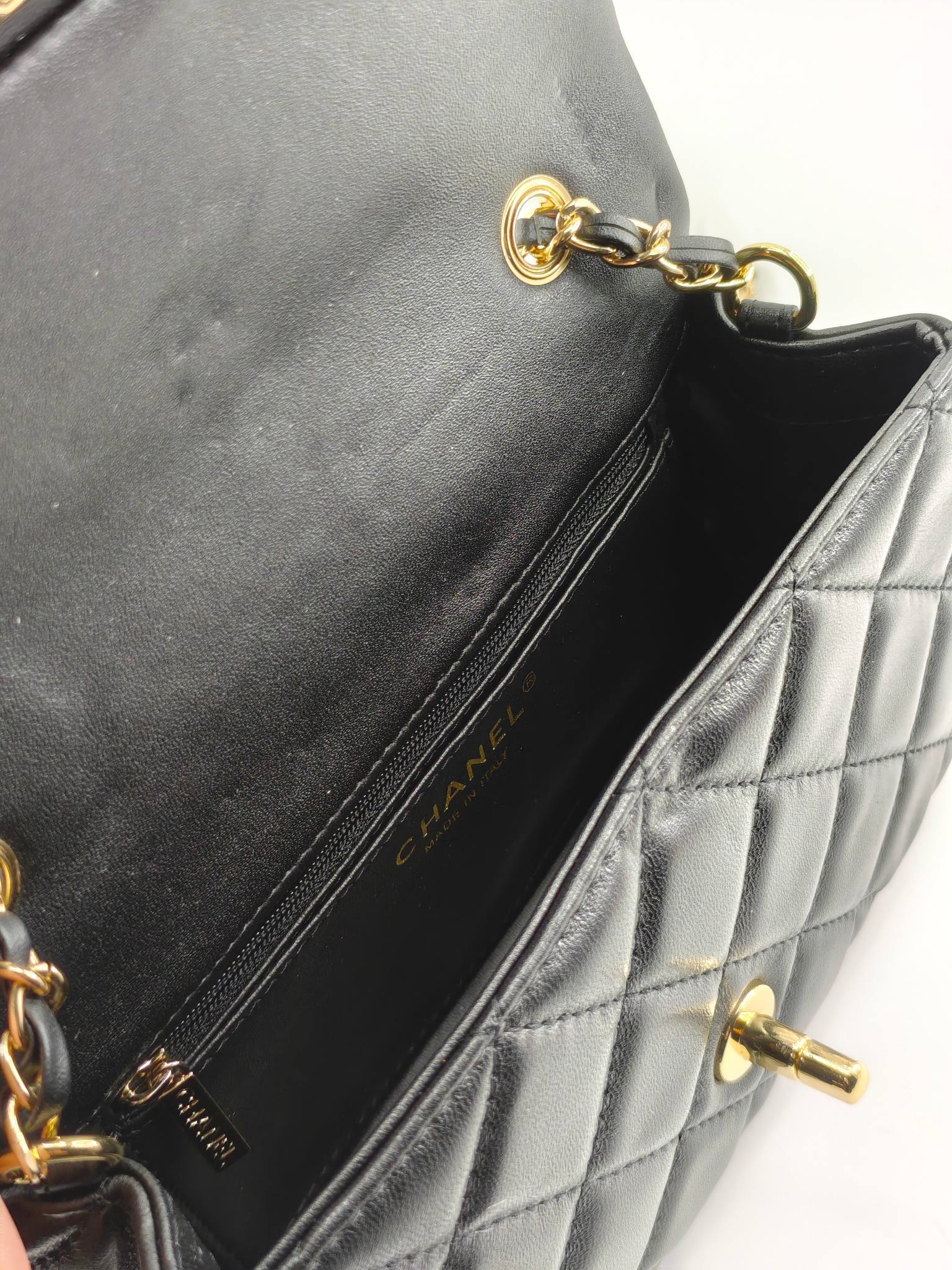 小香菱格休闲包
黑色头层小羊皮金扣
实物实拍
尺寸：20/14/8
款号：704大号
