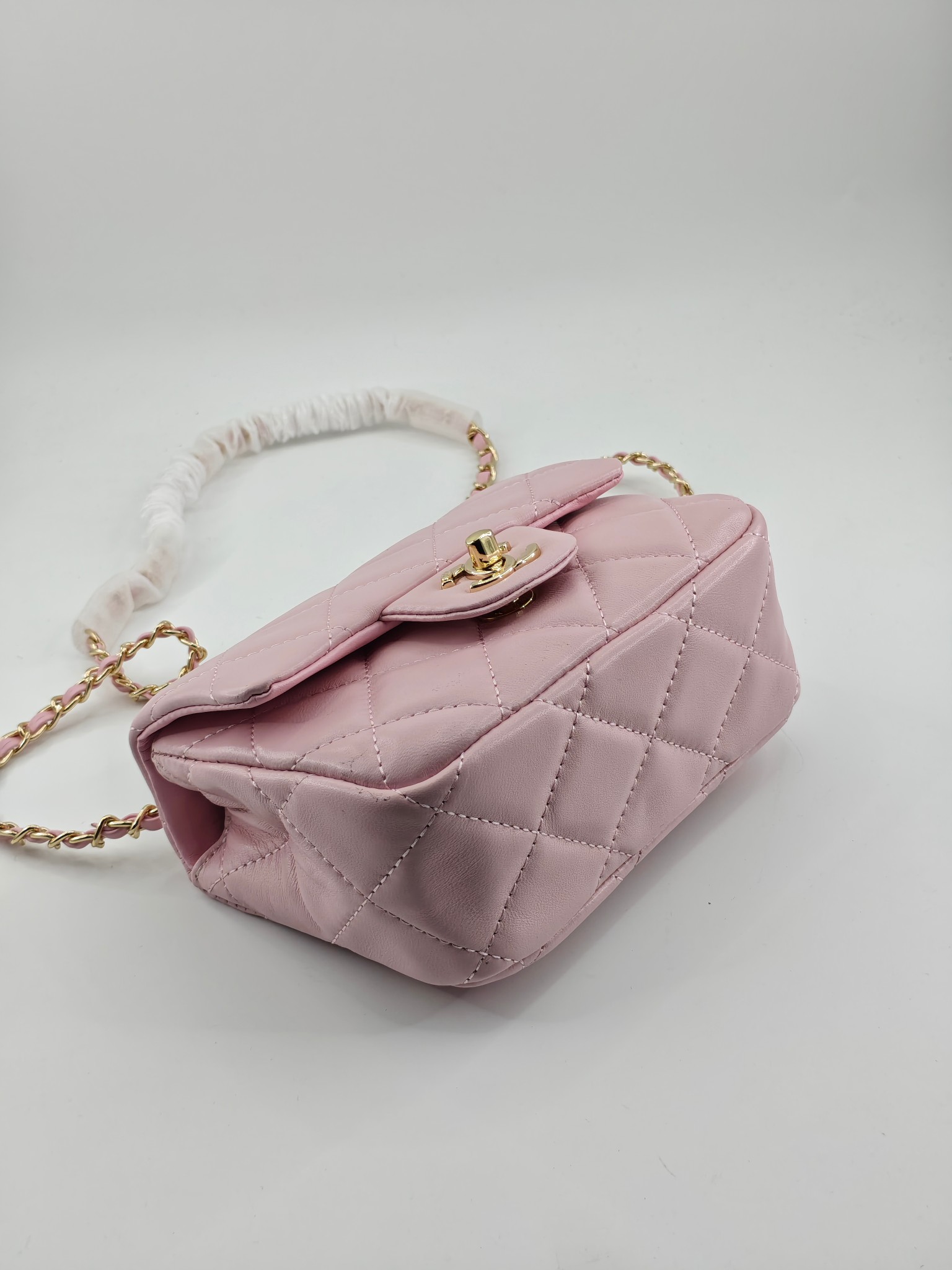 小香菱格休闲包
粉色头层小羊皮金扣
实物实拍
尺寸：18/13/7
款号：788
