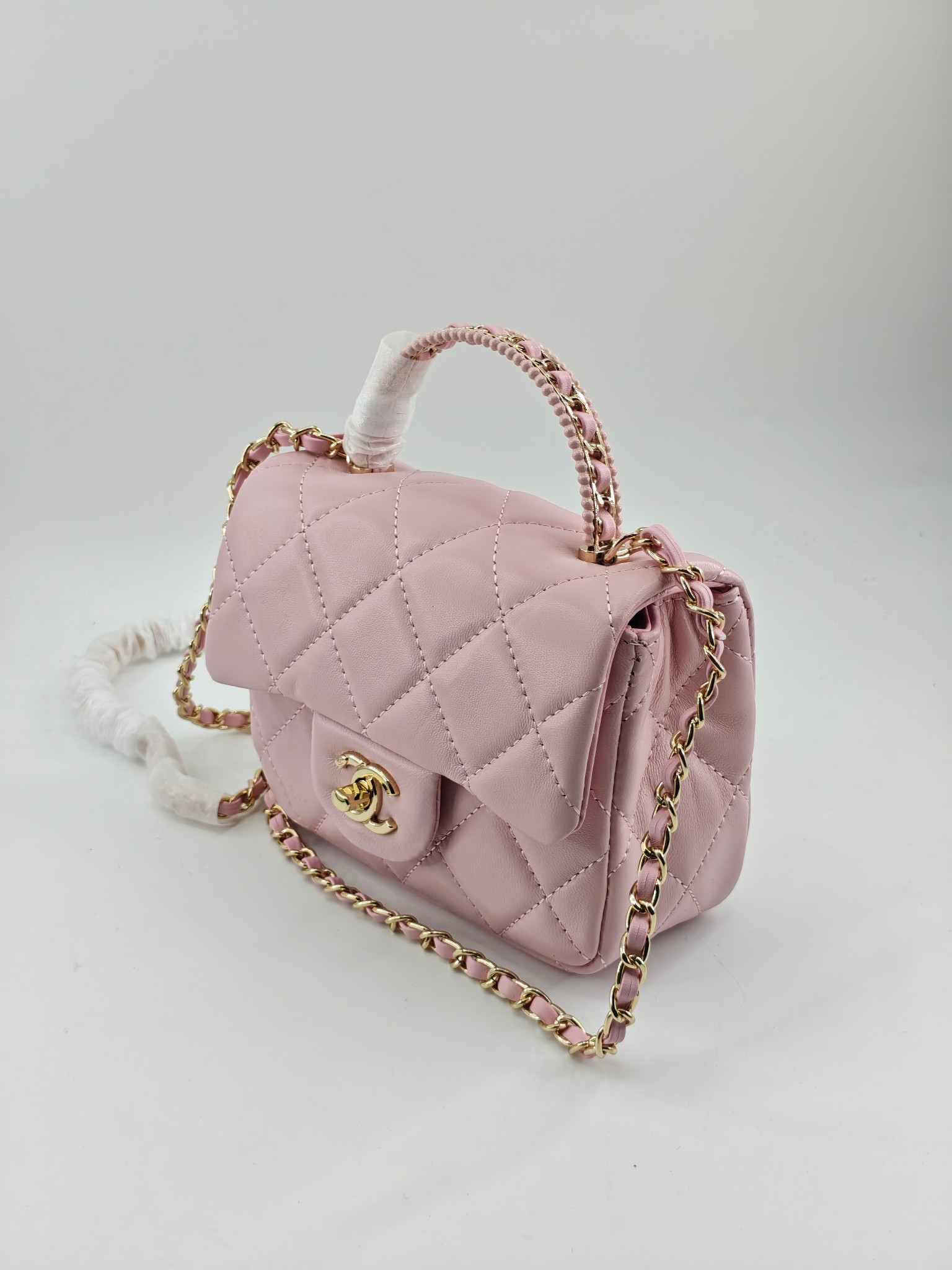 小香菱格休闲包
粉色头层小羊皮金扣
实物实拍
尺寸：18/13/7
款号：788
