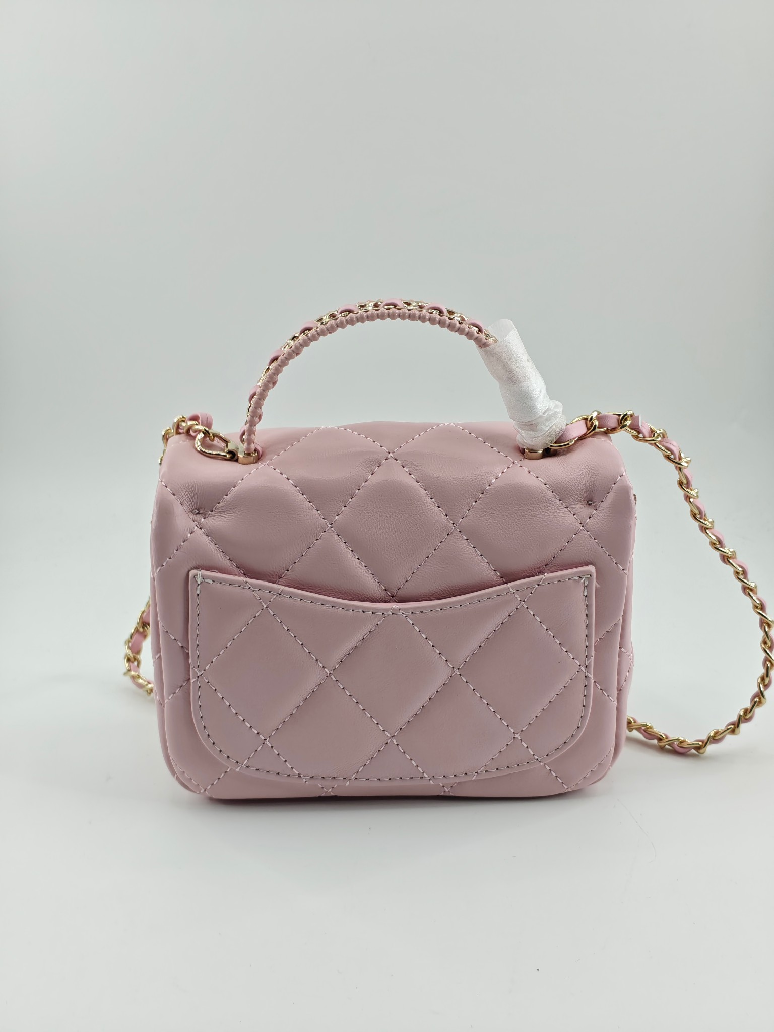 小香菱格休闲包
粉色头层小羊皮金扣
实物实拍
尺寸：18/13/7
款号：788
