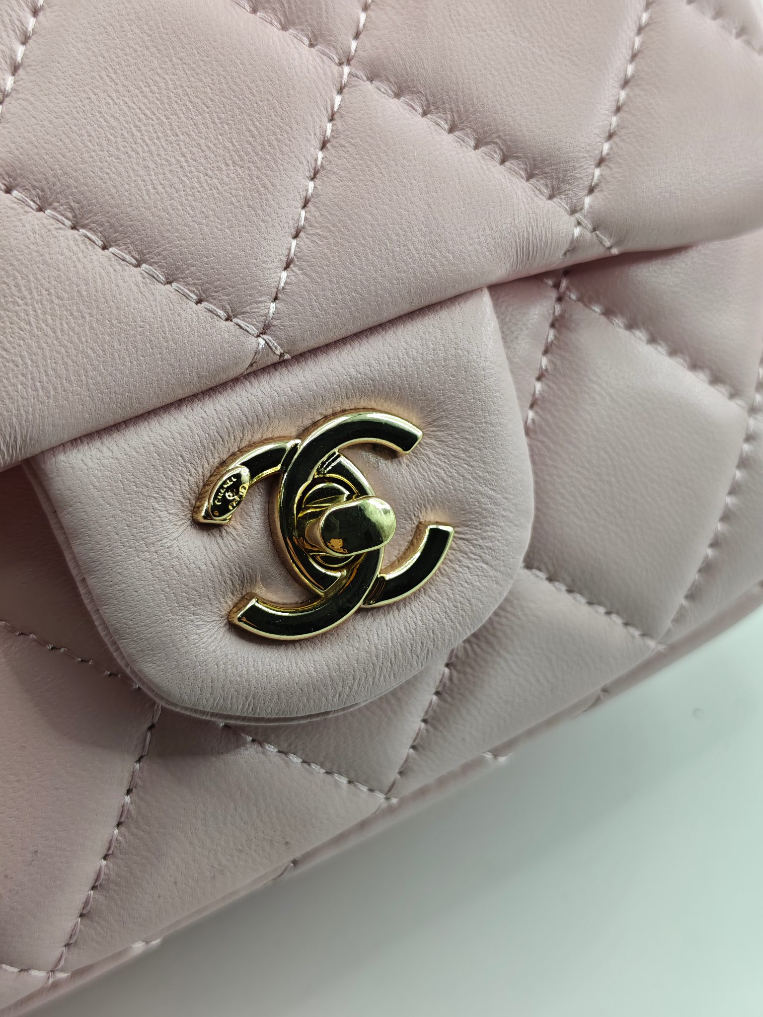 小香菱格休闲包
粉色头层小羊皮金扣
实物实拍
尺寸：18/13/7
款号：788
