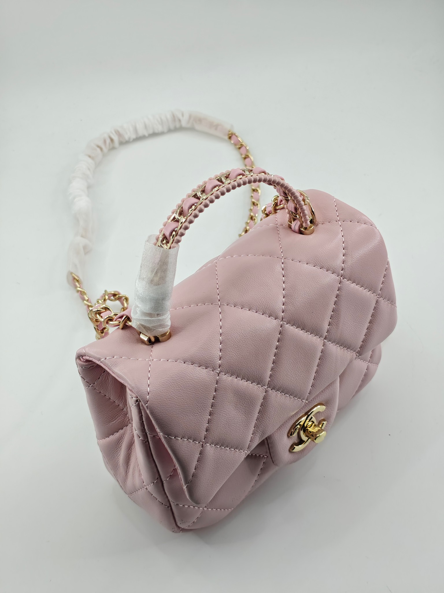 小香菱格休闲包
粉色头层小羊皮金扣
实物实拍
尺寸：18/13/7
款号：788
