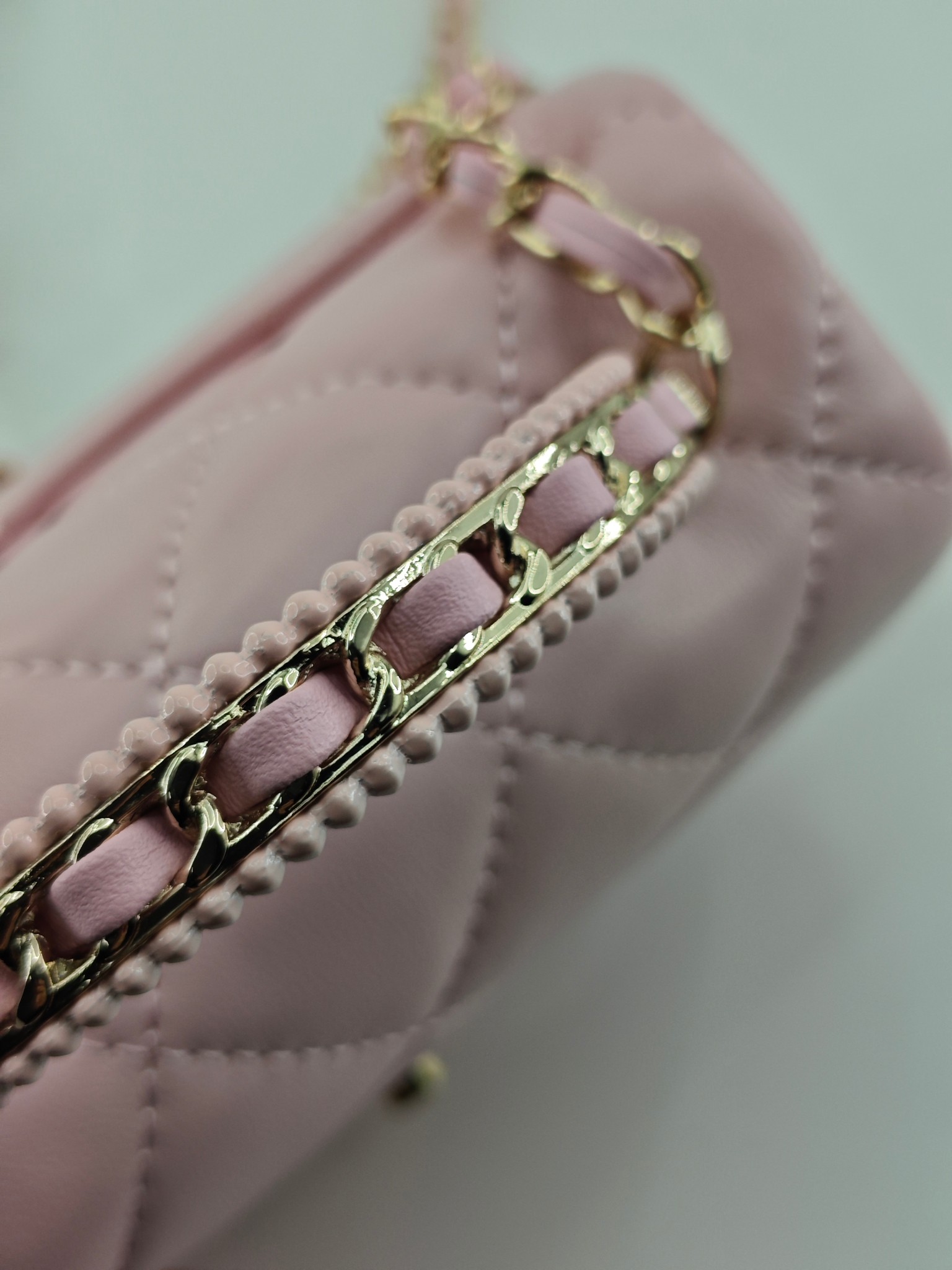 小香菱格休闲包
粉色头层小羊皮金扣
实物实拍
尺寸：18/13/7
款号：788
