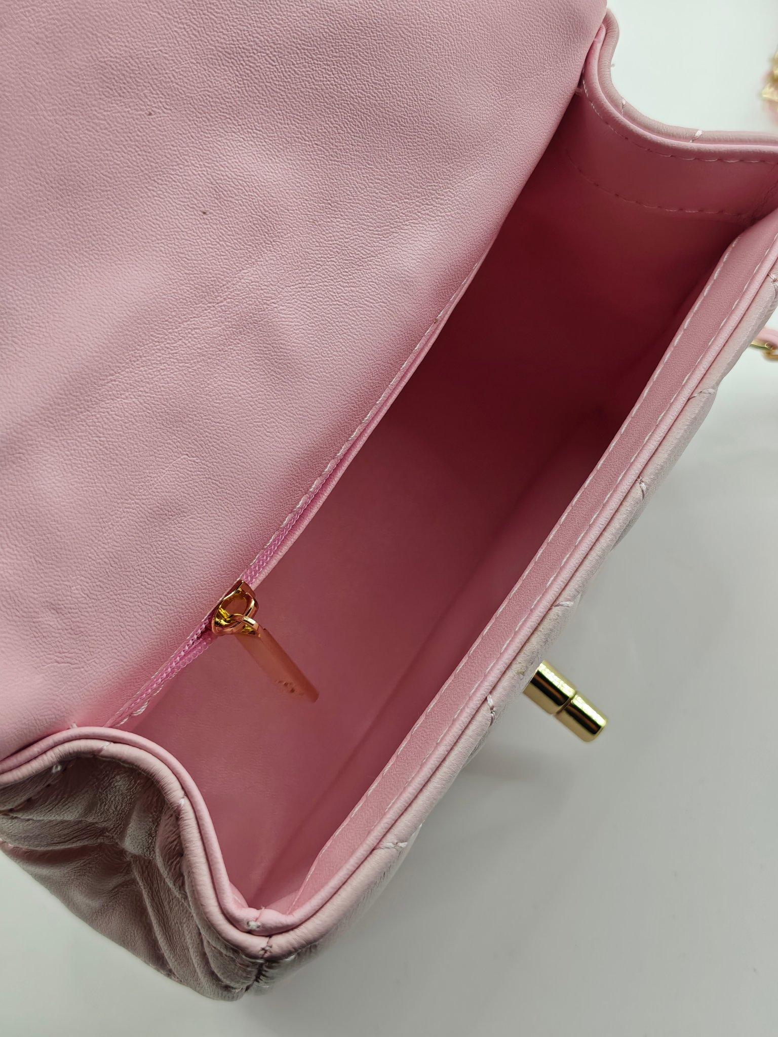 小香菱格休闲包
粉色头层小羊皮金扣
实物实拍
尺寸：18/13/7
款号：788
