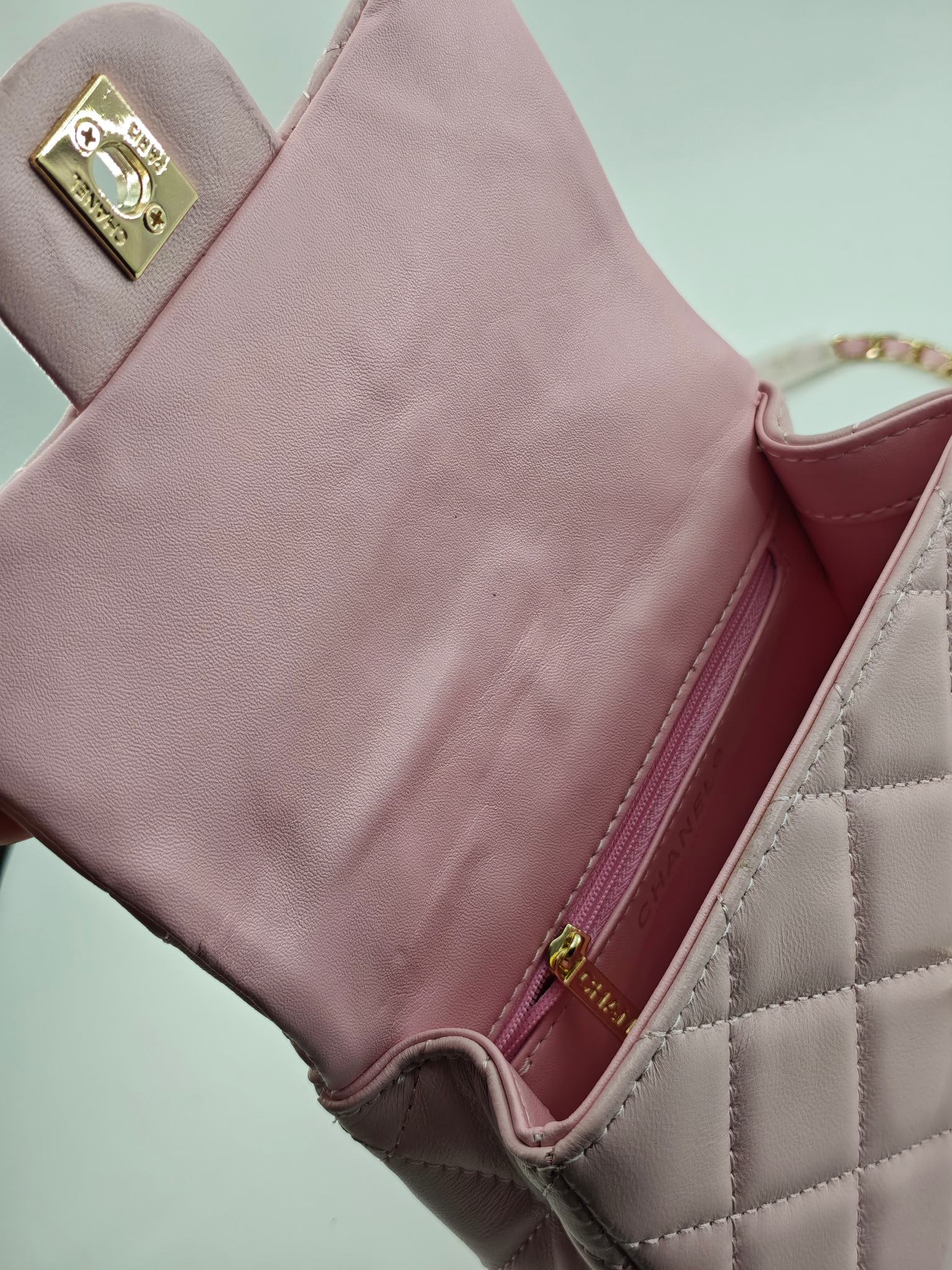 小香菱格休闲包
粉色头层小羊皮金扣
实物实拍
尺寸：18/13/7
款号：788
