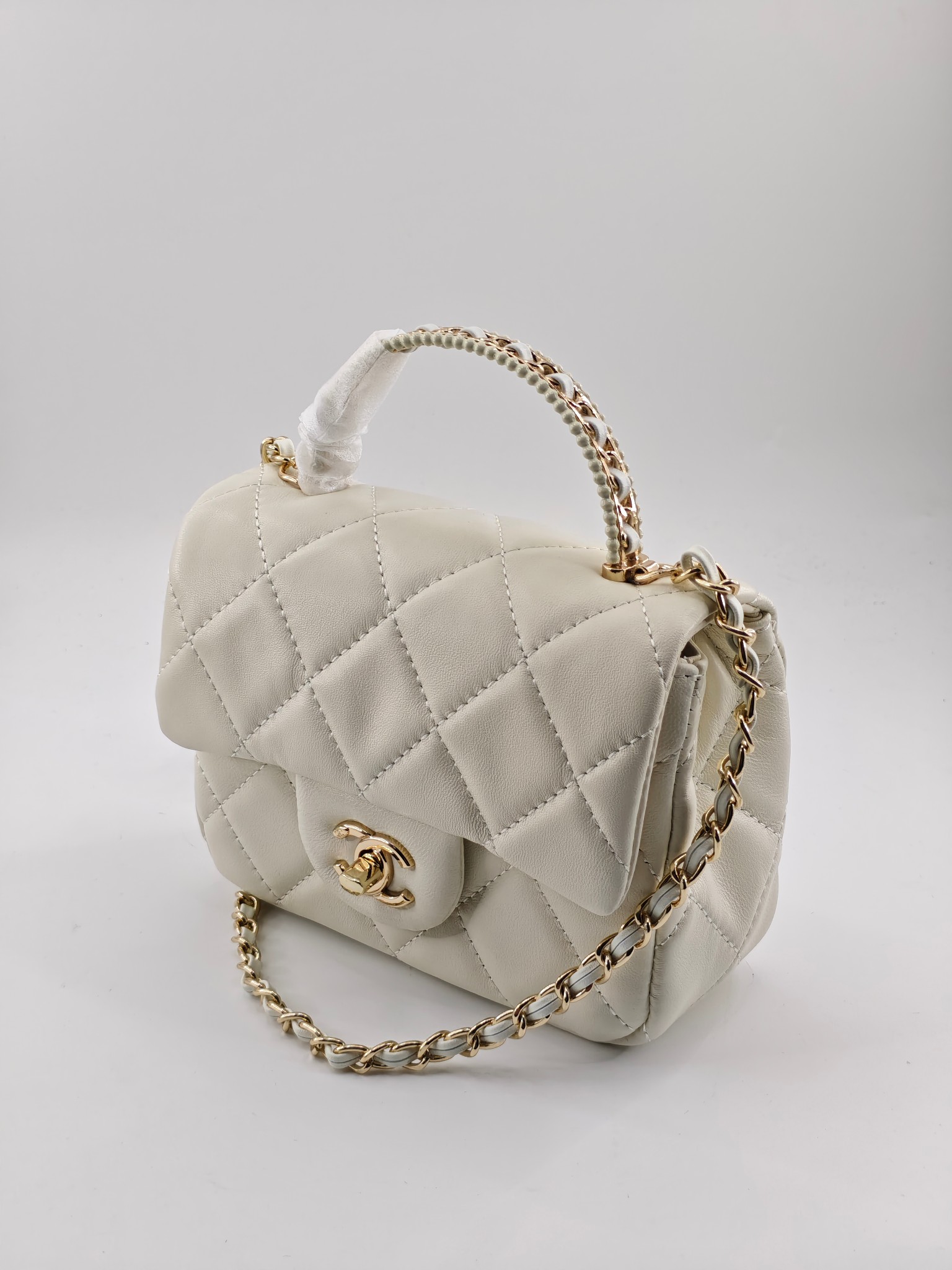 小香菱格休闲包
米白头层小羊皮金扣
实物实拍
尺寸：18/13/7
款号：788
