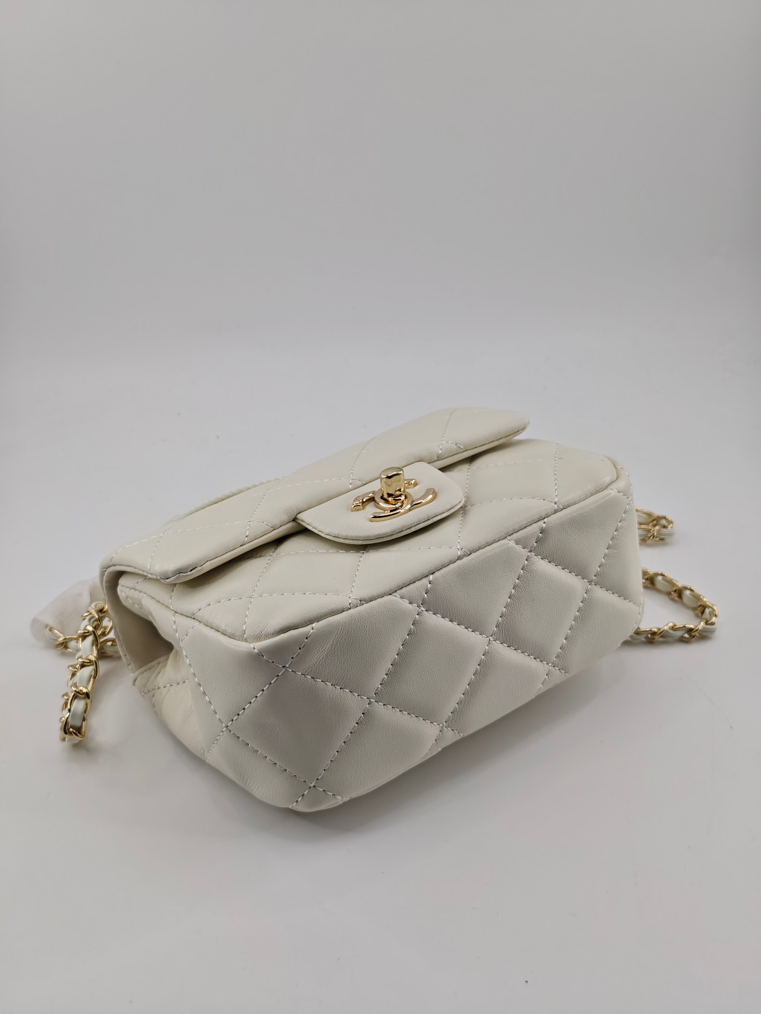 小香菱格休闲包
米白头层小羊皮金扣
实物实拍
尺寸：18/13/7
款号：788
