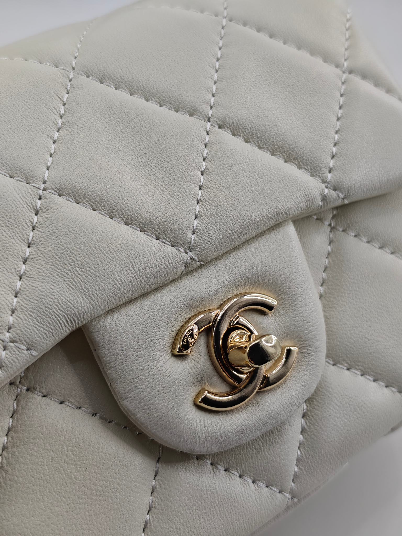 小香菱格休闲包
米白头层小羊皮金扣
实物实拍
尺寸：18/13/7
款号：788
