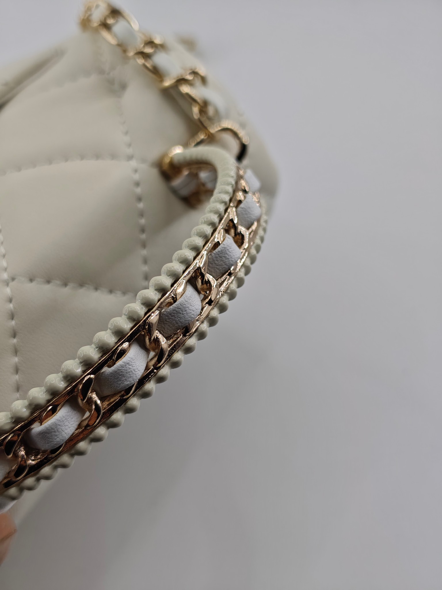 小香菱格休闲包
米白头层小羊皮金扣
实物实拍
尺寸：18/13/7
款号：788
