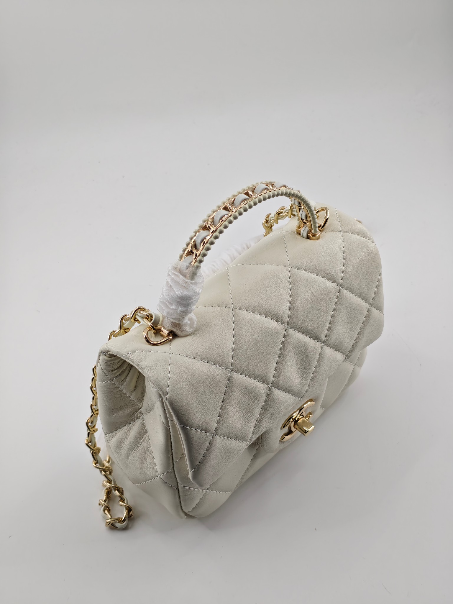 小香菱格休闲包
米白头层小羊皮金扣
实物实拍
尺寸：18/13/7
款号：788
