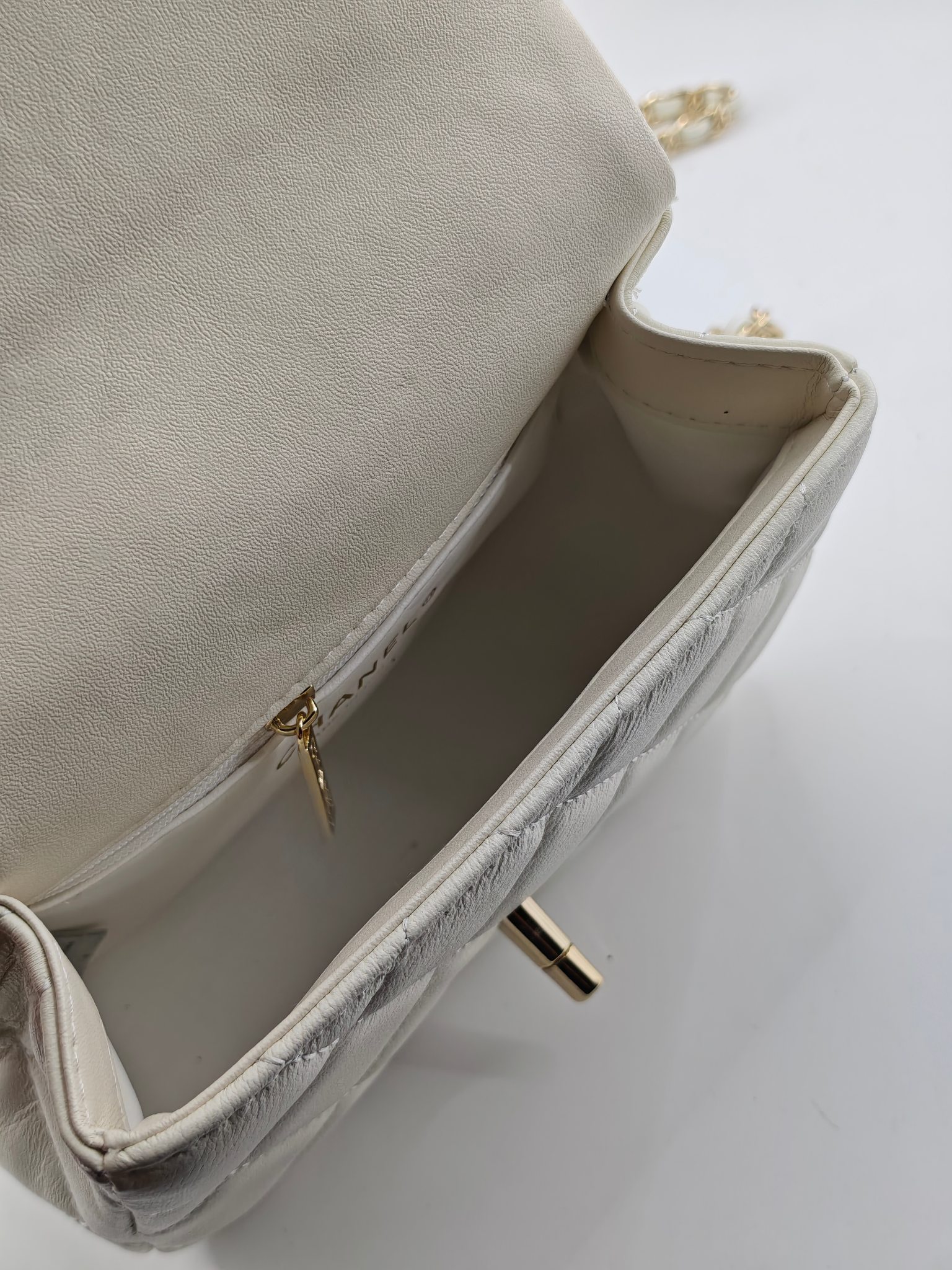 小香菱格休闲包
米白头层小羊皮金扣
实物实拍
尺寸：18/13/7
款号：788
