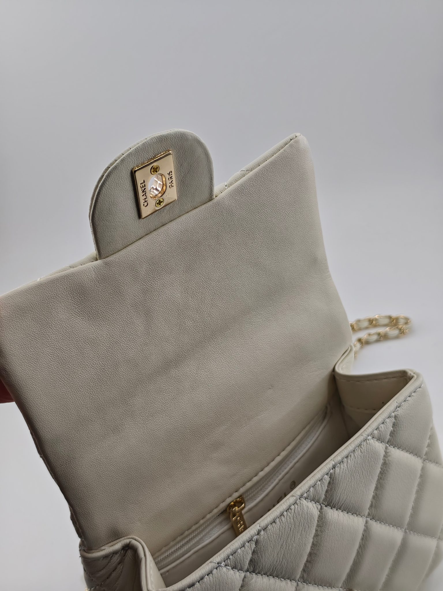 小香菱格休闲包
米白头层小羊皮金扣
实物实拍
尺寸：18/13/7
款号：788
