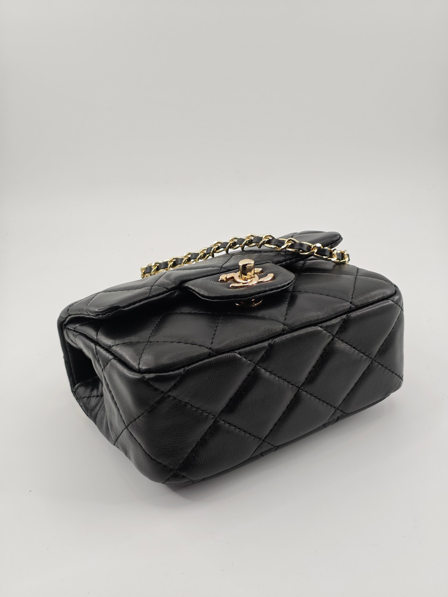 小香菱格休闲包
黑色头层小羊皮金扣
实物实拍
尺寸：18/13/7
款号：788
