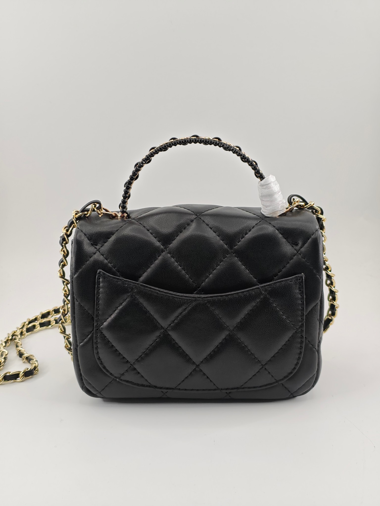 小香菱格休闲包
黑色头层小羊皮金扣
实物实拍
尺寸：18/13/7
款号：788
