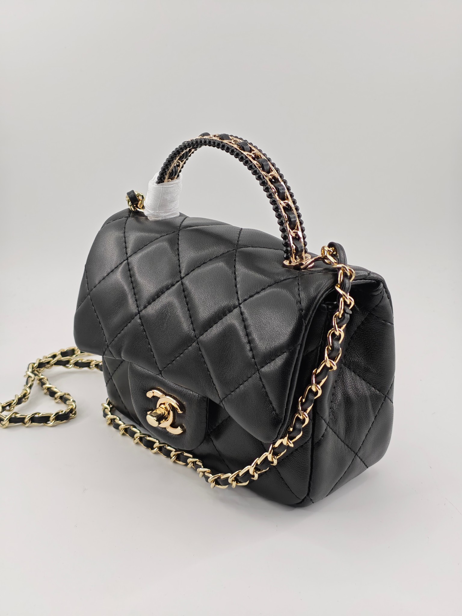 小香菱格休闲包
黑色头层小羊皮金扣
实物实拍
尺寸：18/13/7
款号：788
