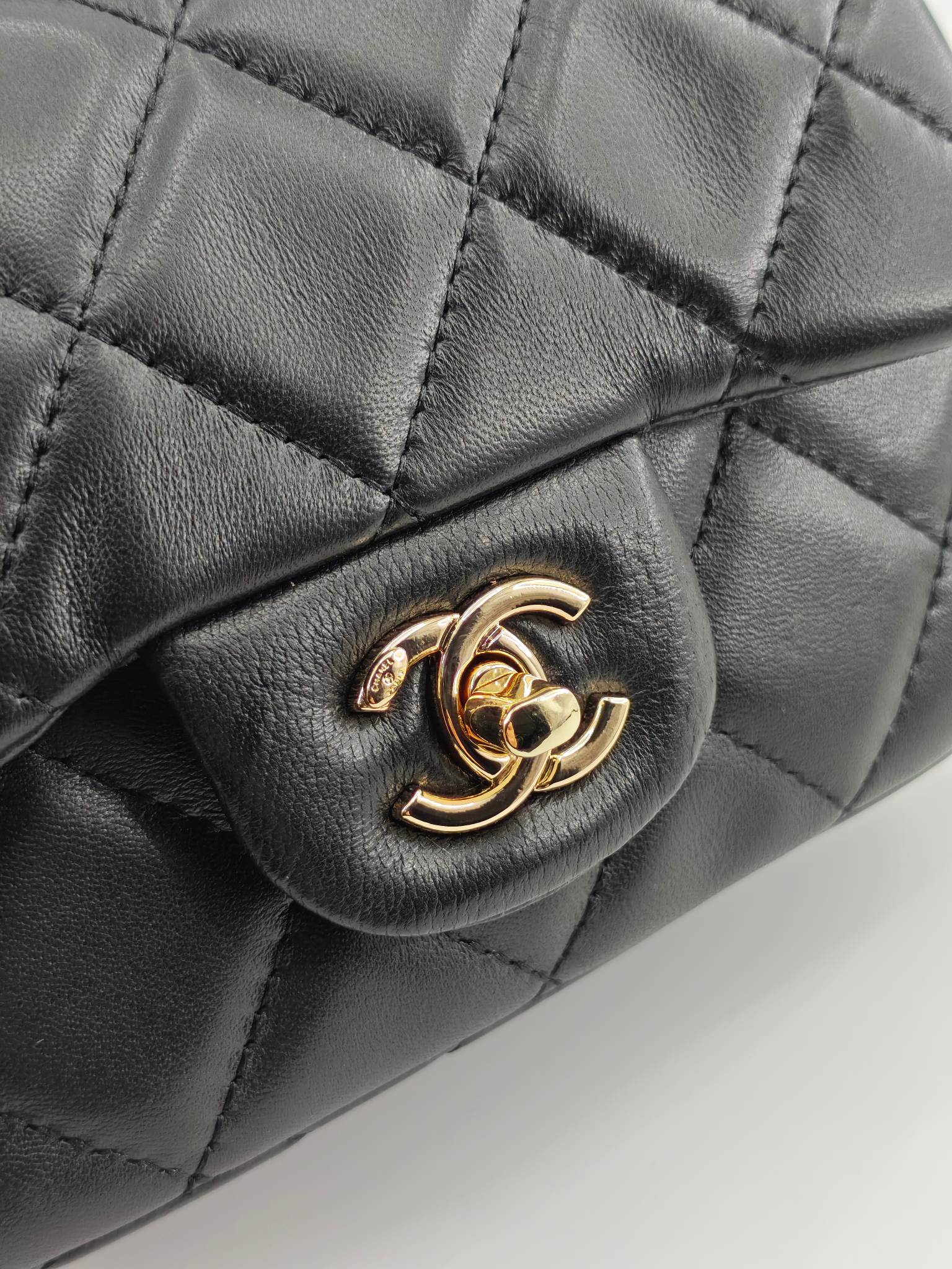 小香菱格休闲包
黑色头层小羊皮金扣
实物实拍
尺寸：18/13/7
款号：788
