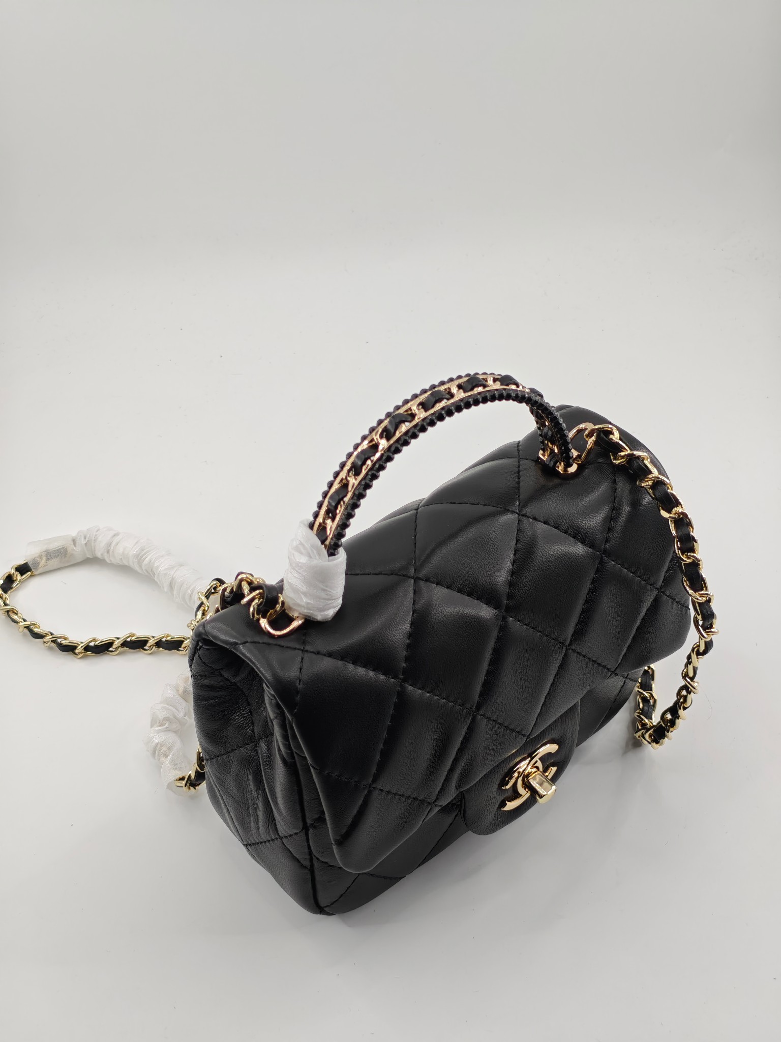 小香菱格休闲包
黑色头层小羊皮金扣
实物实拍
尺寸：18/13/7
款号：788
