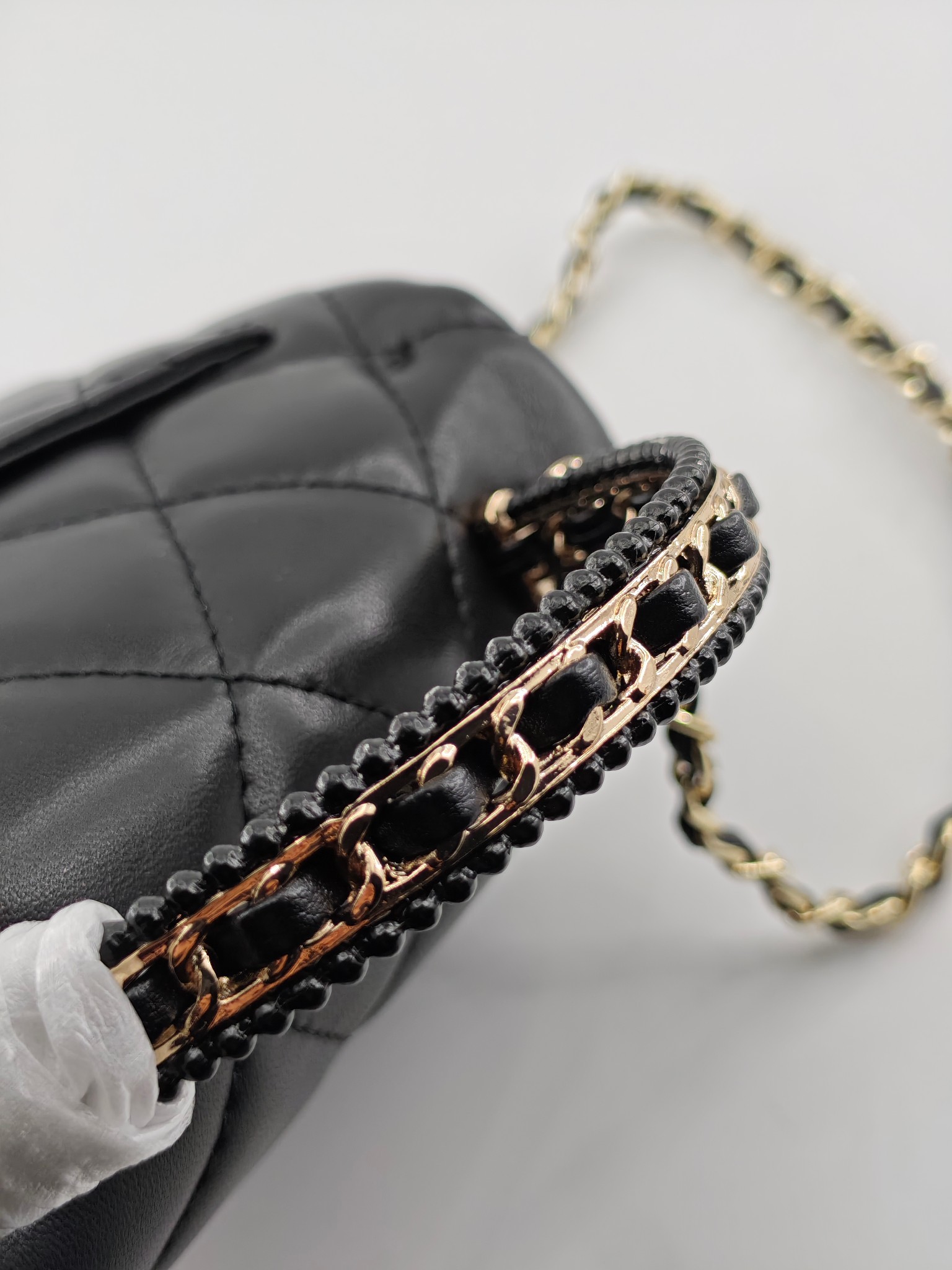 小香菱格休闲包
黑色头层小羊皮金扣
实物实拍
尺寸：18/13/7
款号：788
