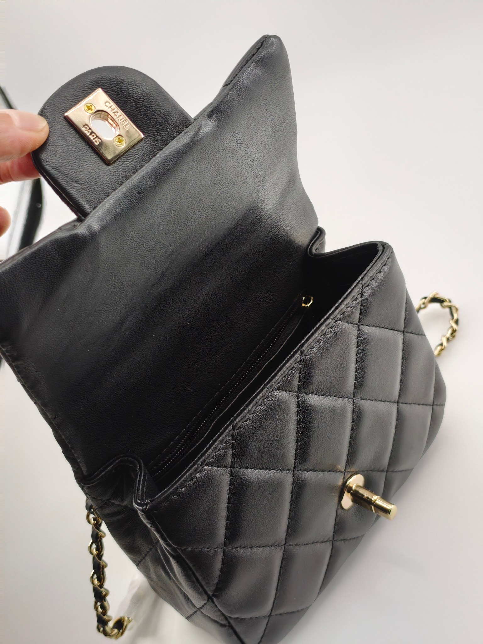 小香菱格休闲包
黑色头层小羊皮金扣
实物实拍
尺寸：18/13/7
款号：788
