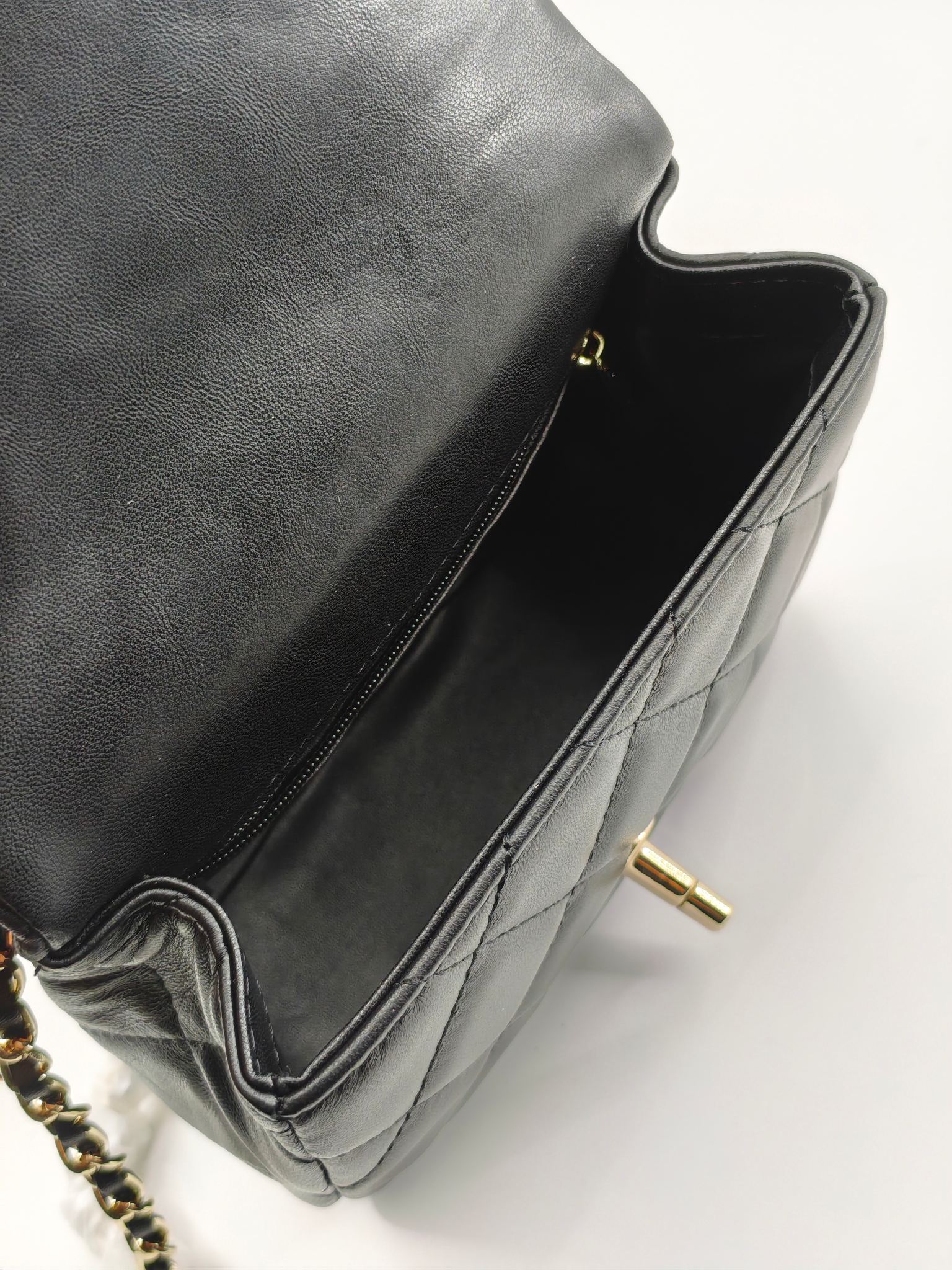 小香菱格休闲包
黑色头层小羊皮金扣
实物实拍
尺寸：18/13/7
款号：788
