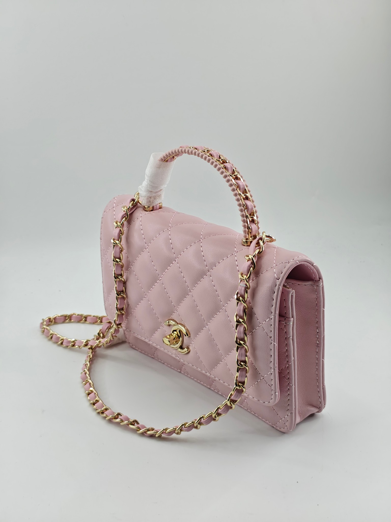 小香菱格休闲包
粉色头层小羊皮金扣
实物实拍
尺寸：19/13/4
款号：789
