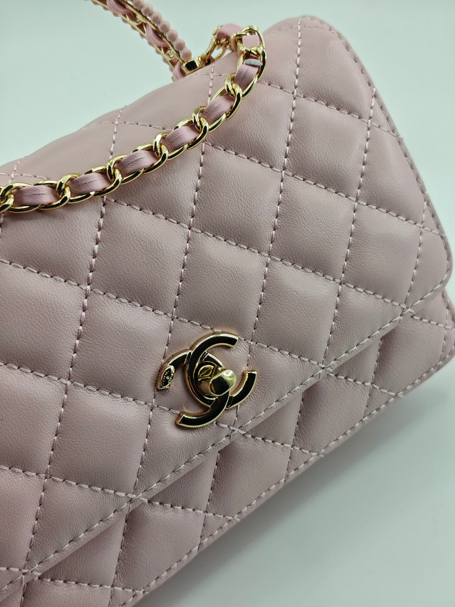 小香菱格休闲包
粉色头层小羊皮金扣
实物实拍
尺寸：19/13/4
款号：789
