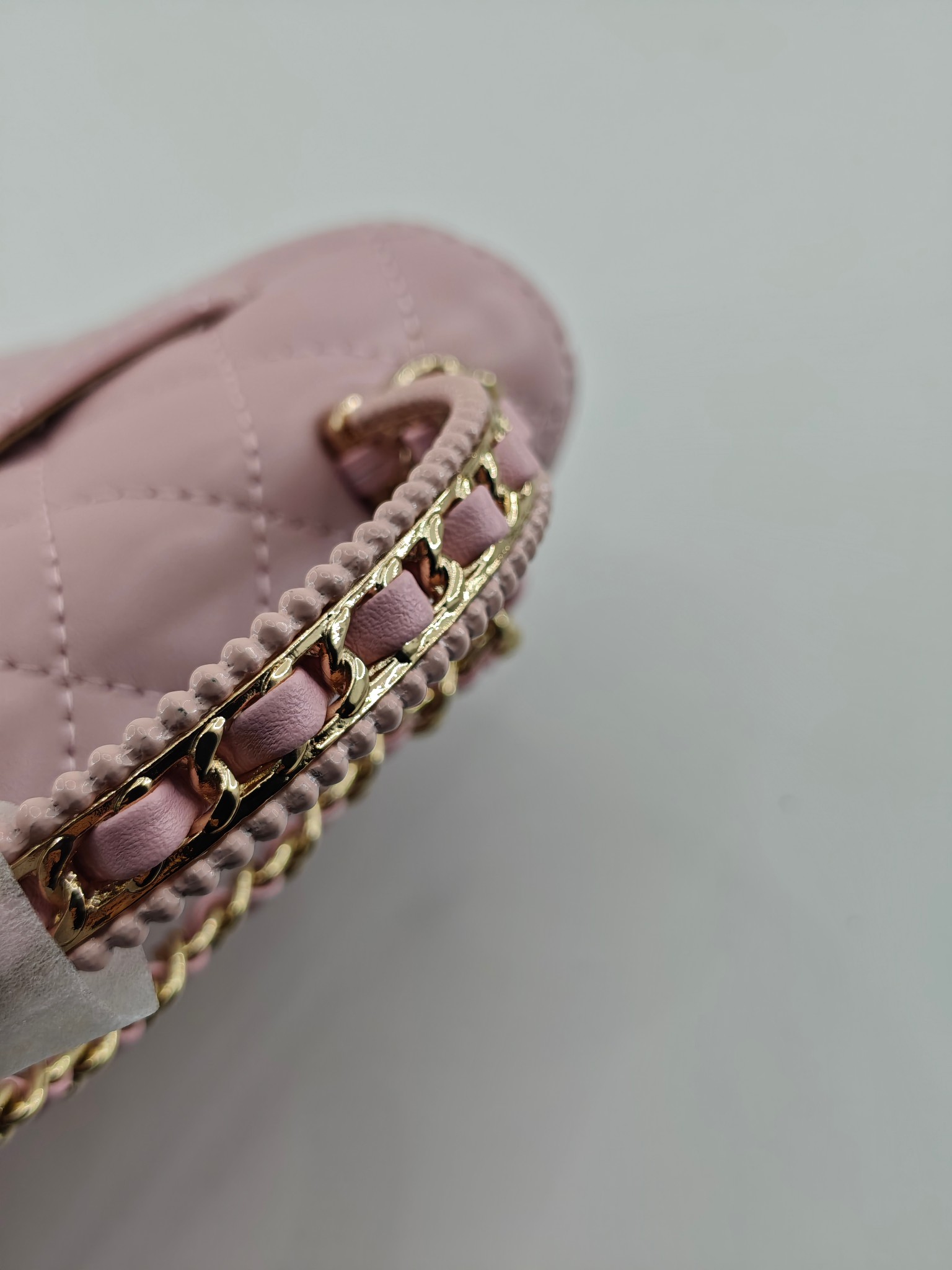 小香菱格休闲包
粉色头层小羊皮金扣
实物实拍
尺寸：19/13/4
款号：789
