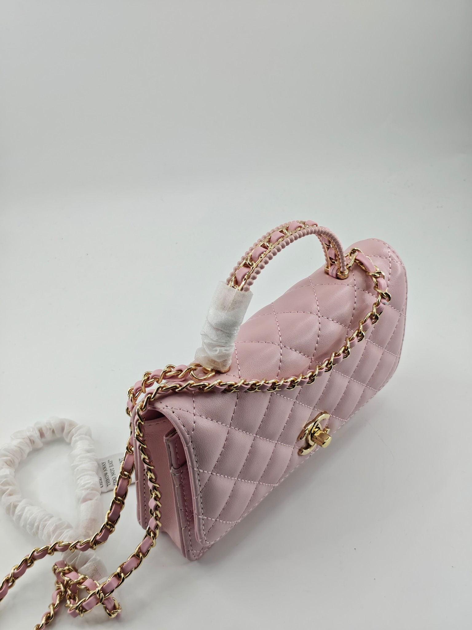 小香菱格休闲包
粉色头层小羊皮金扣
实物实拍
尺寸：19/13/4
款号：789
