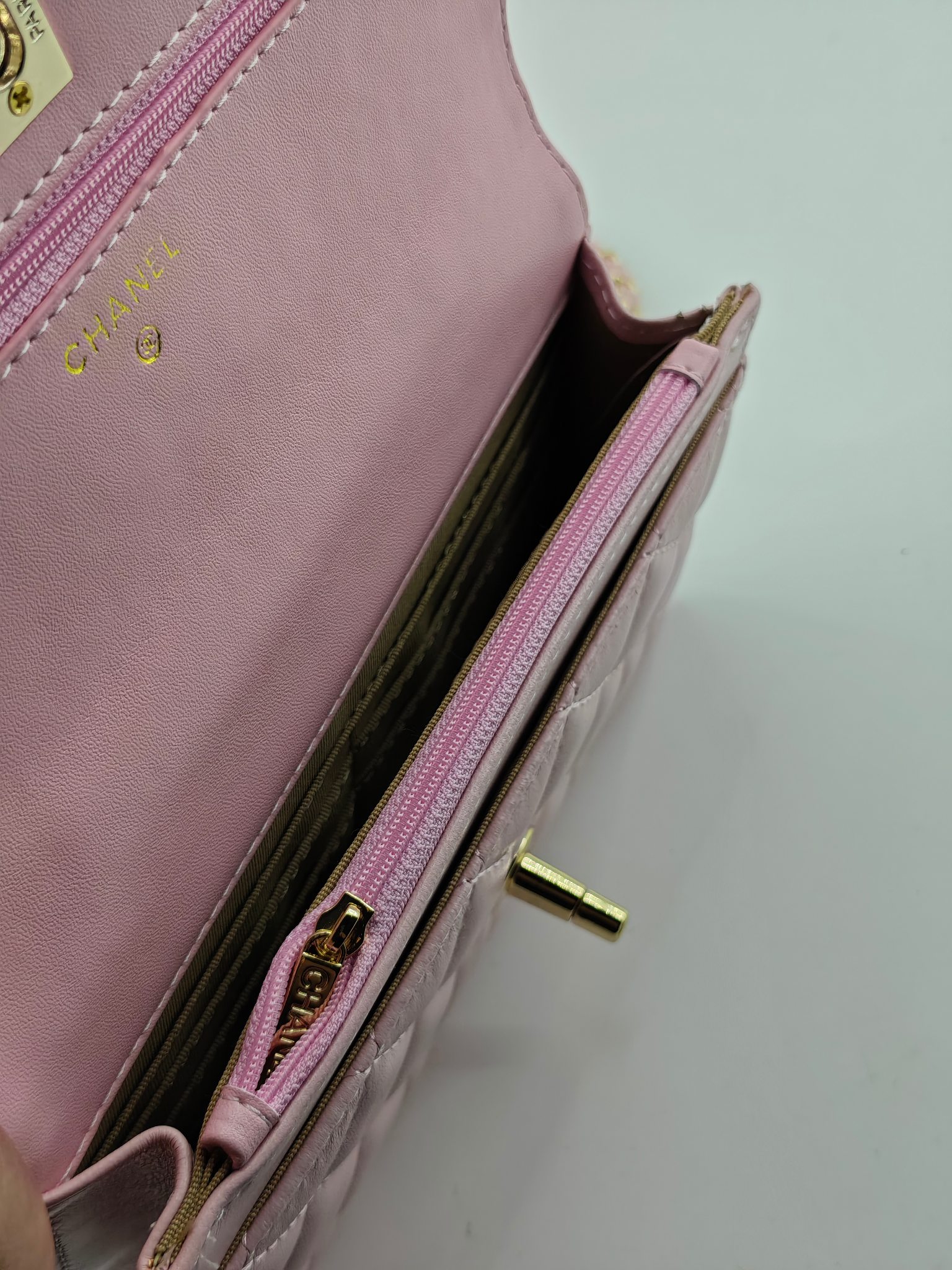 小香菱格休闲包
粉色头层小羊皮金扣
实物实拍
尺寸：19/13/4
款号：789
