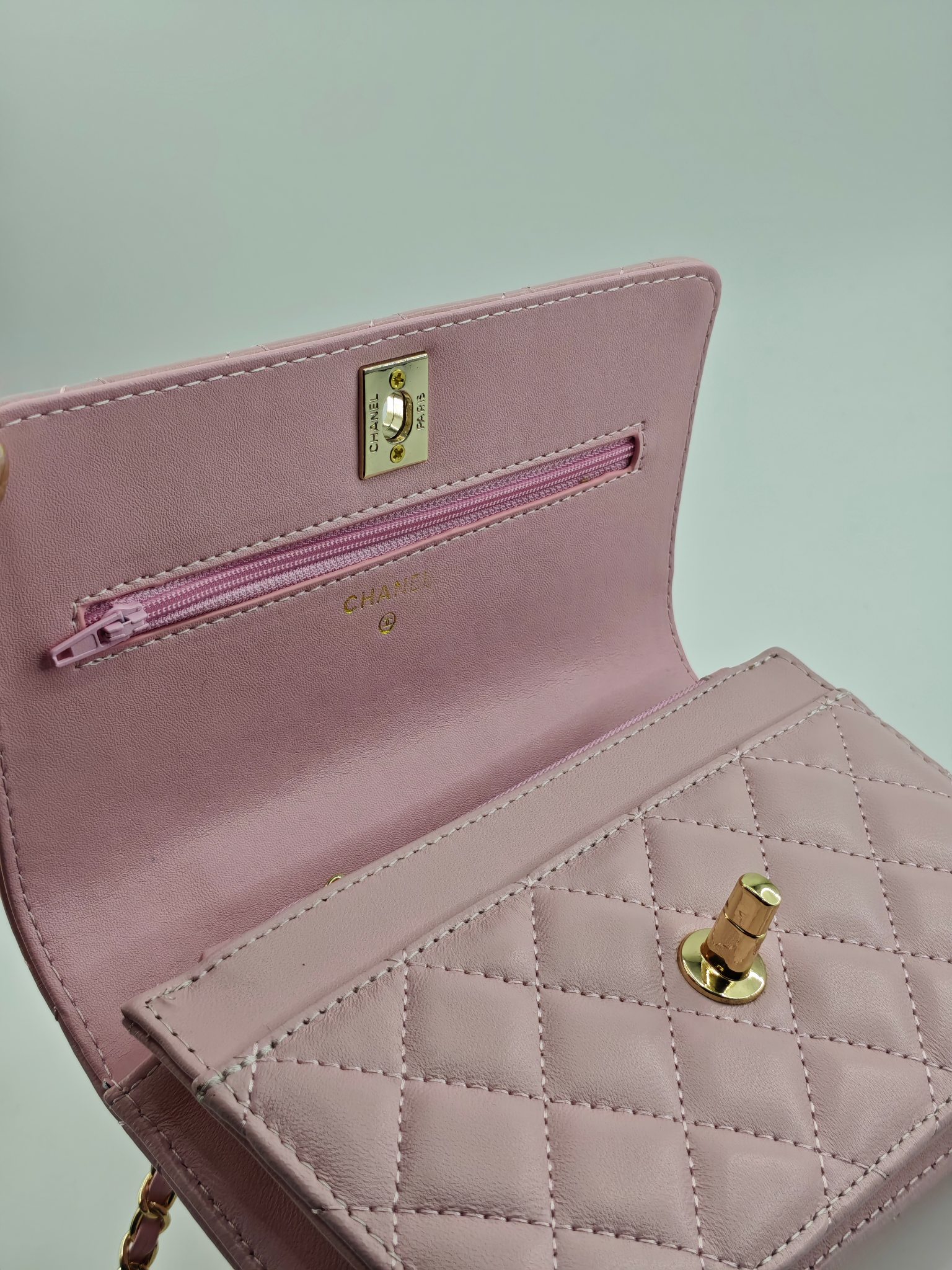 小香菱格休闲包
粉色头层小羊皮金扣
实物实拍
尺寸：19/13/4
款号：789
