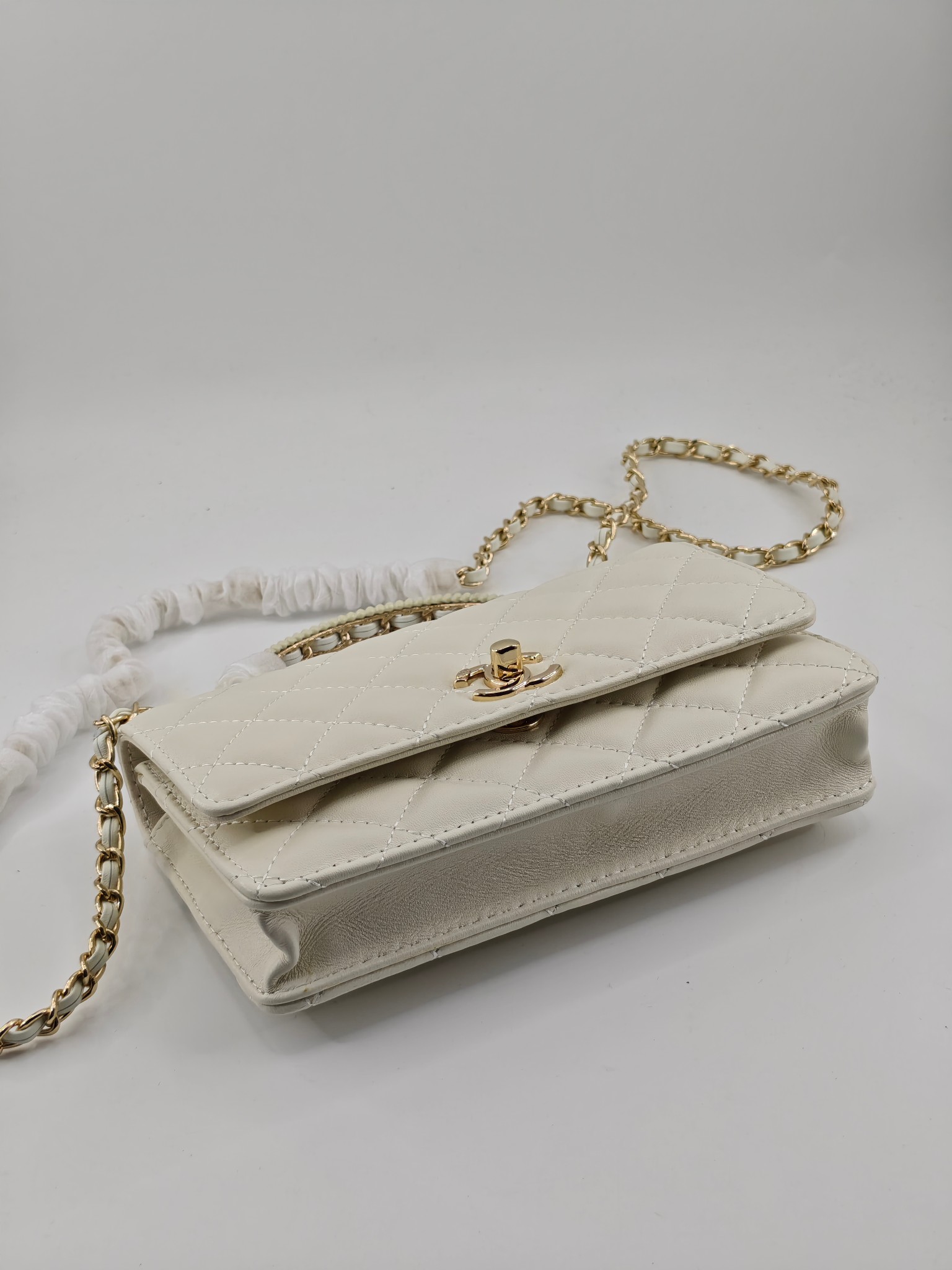 小香菱格休闲包
米白头层小羊皮金扣
实物实拍
尺寸：19/13/4
款号：789
